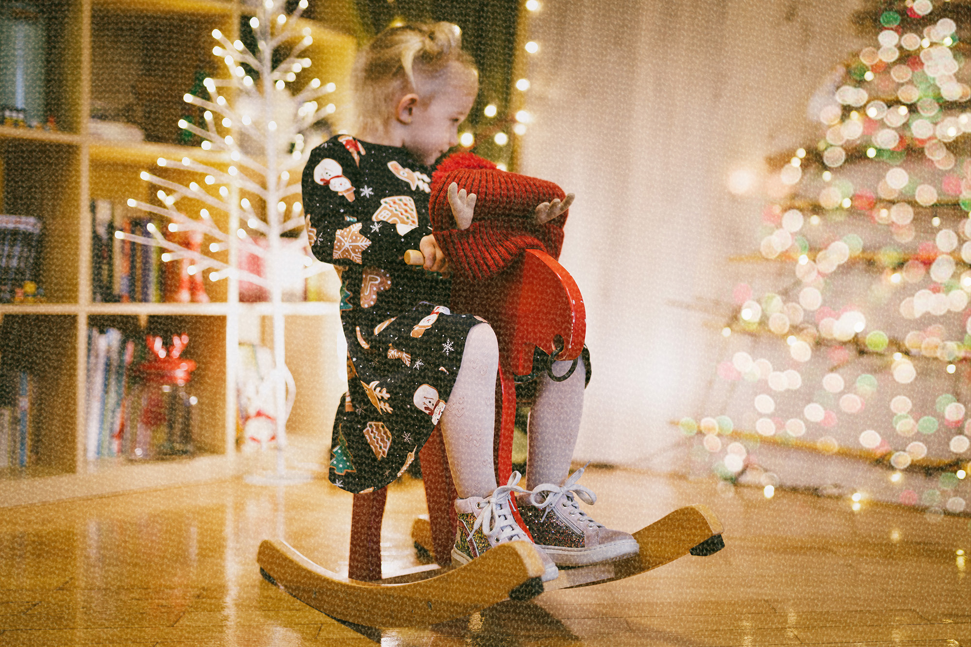 Profesionalno novogodišnje fotografisanje u studiju sa božićnim rekvizitima