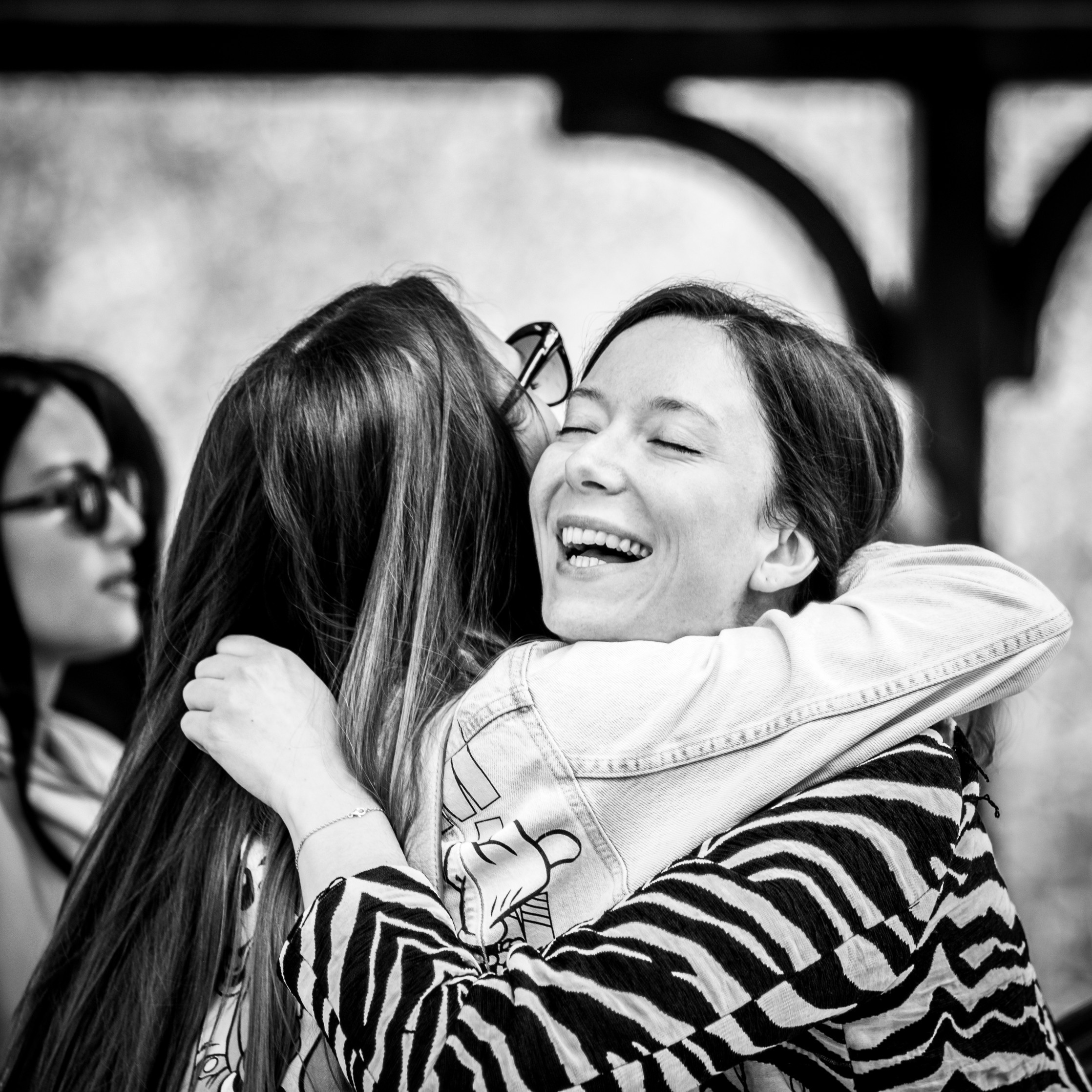 crno-bela fotografija zagrljaja