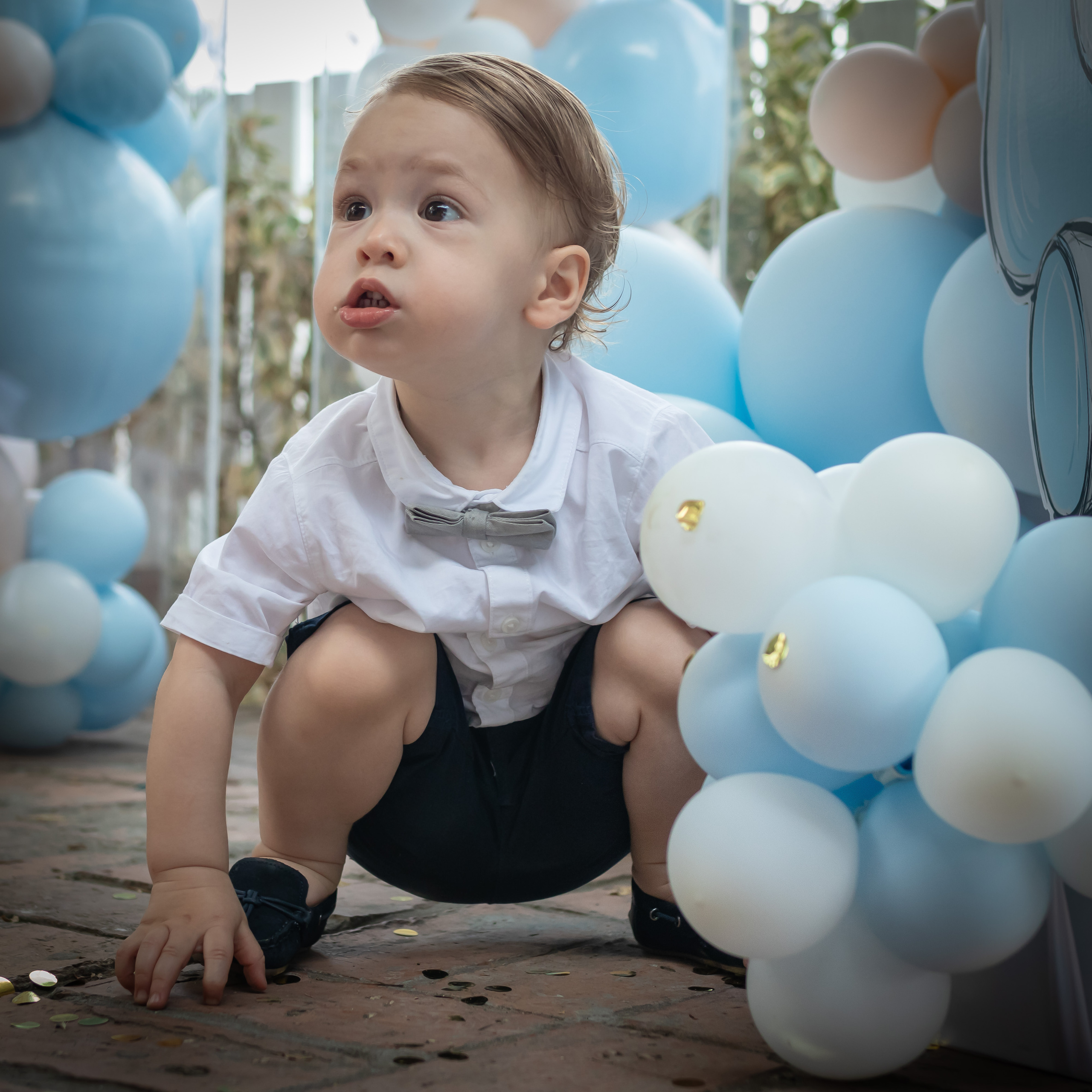 fotografija začuđenog pogleda dečaka