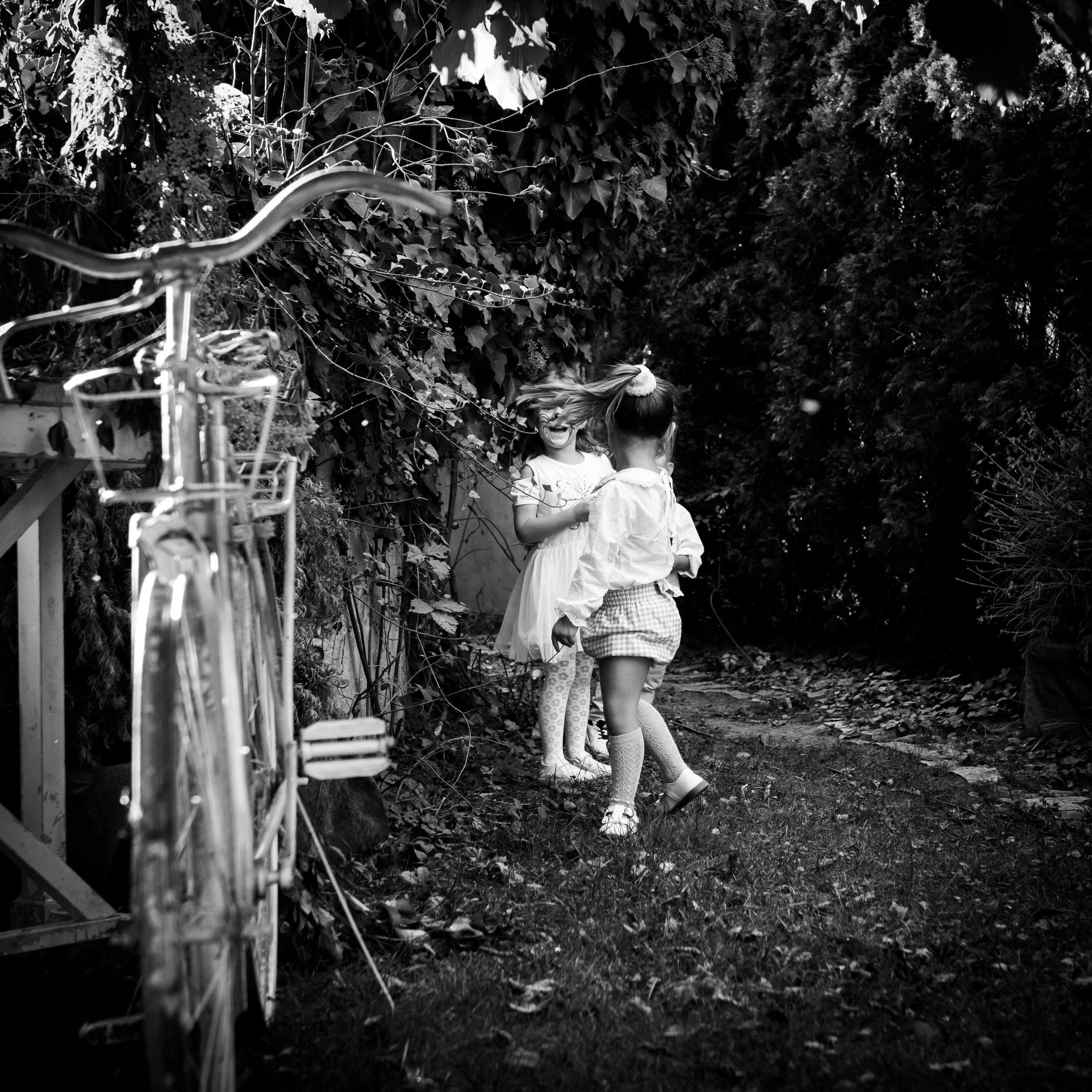 crno bela fotografija devojčica i bicikla