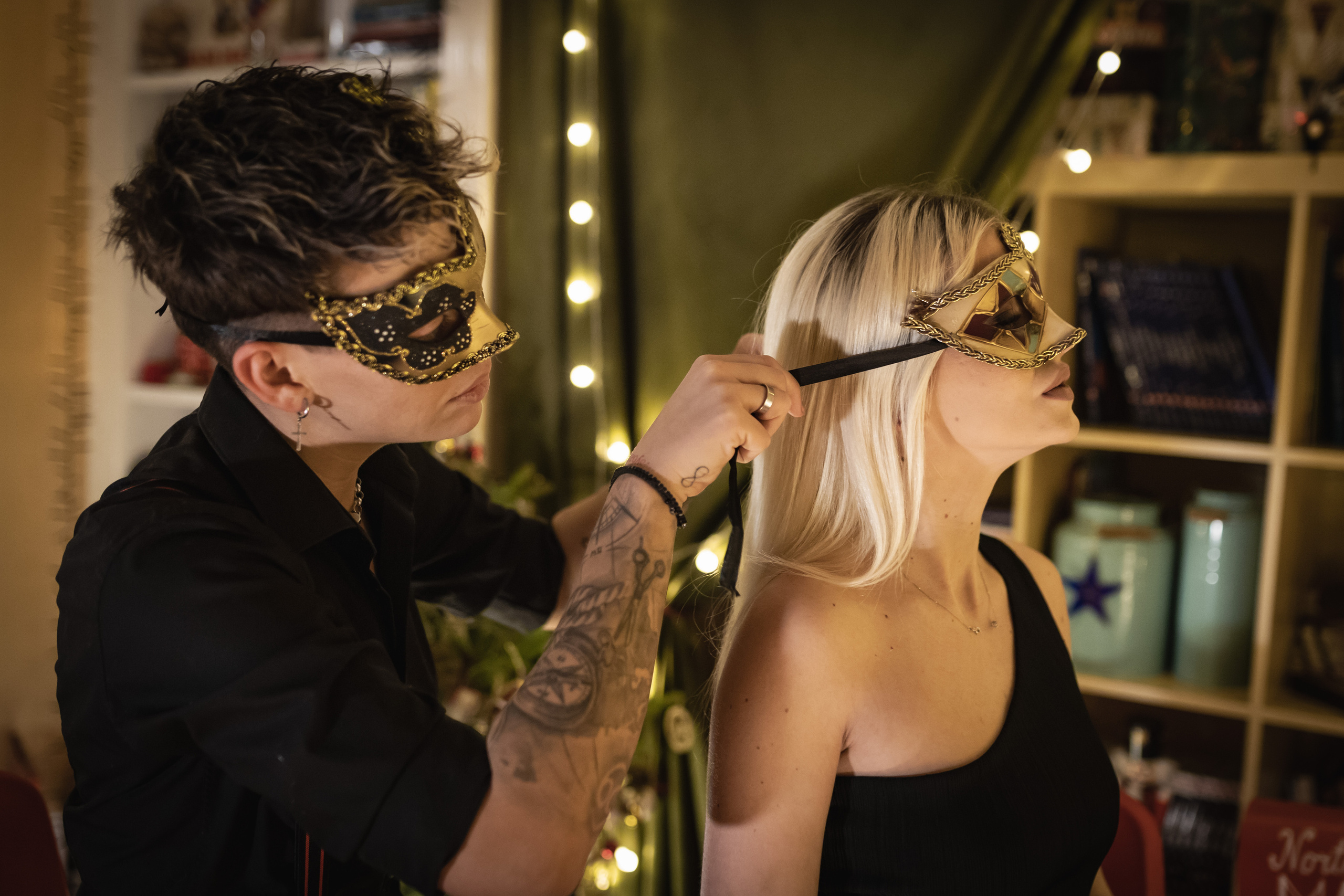 Praznična atmosfera uhvaćena na studijskom novogodišnjem fotografisanju