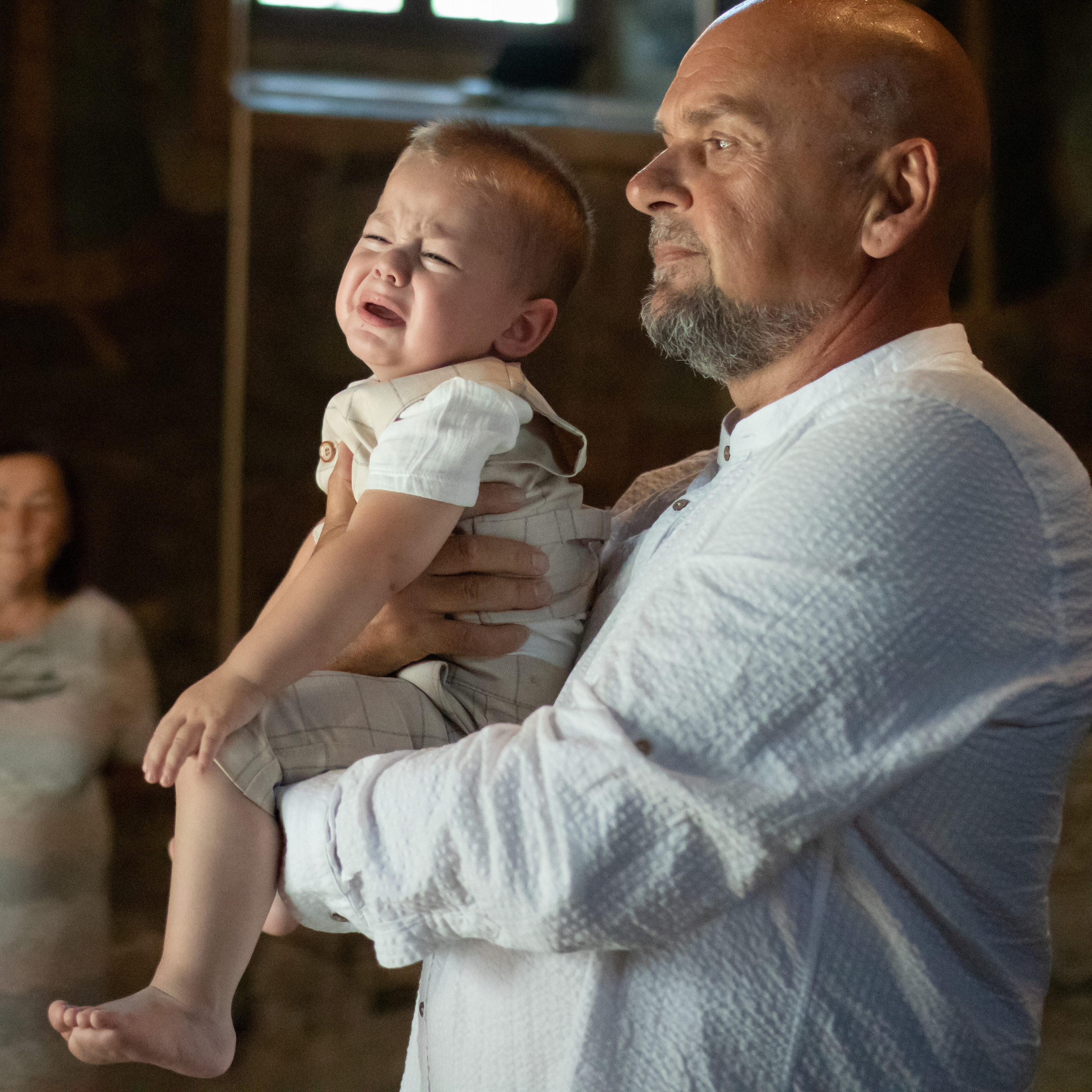 fotografija uplakanog dečaka na krštenju