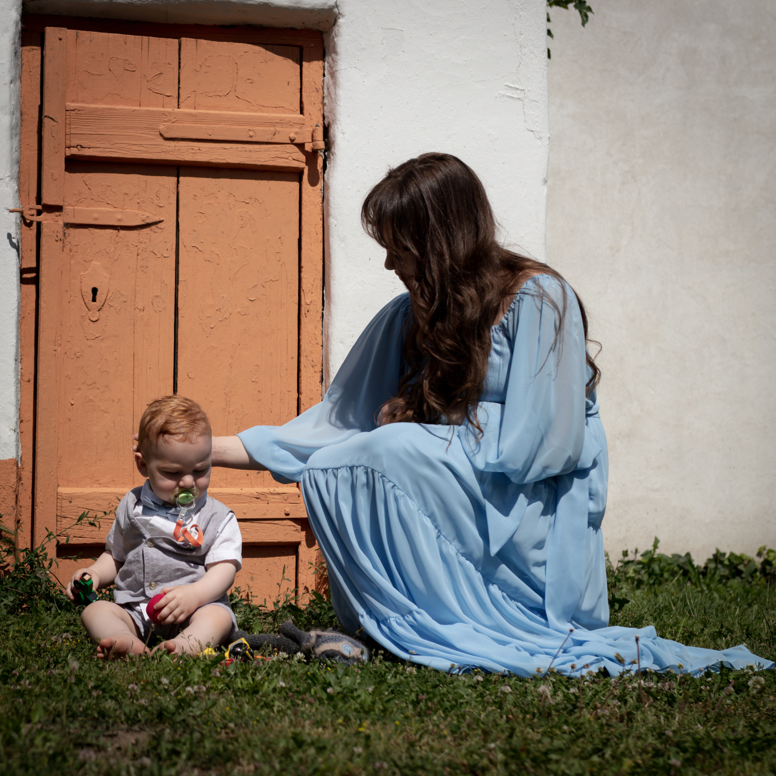 fotografija dečaka i devojke dok sede