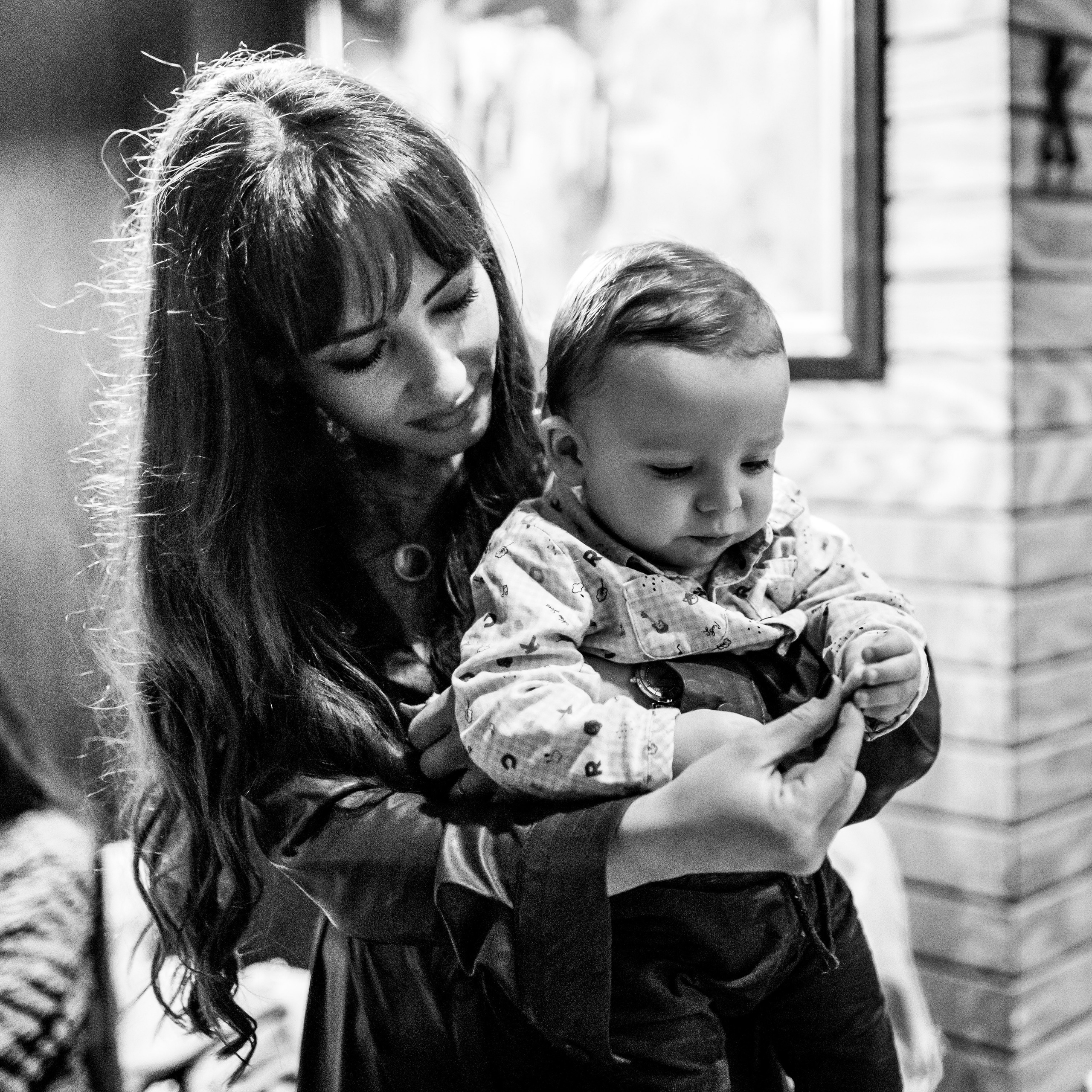 crno-bela fotografija dečaka i devojke