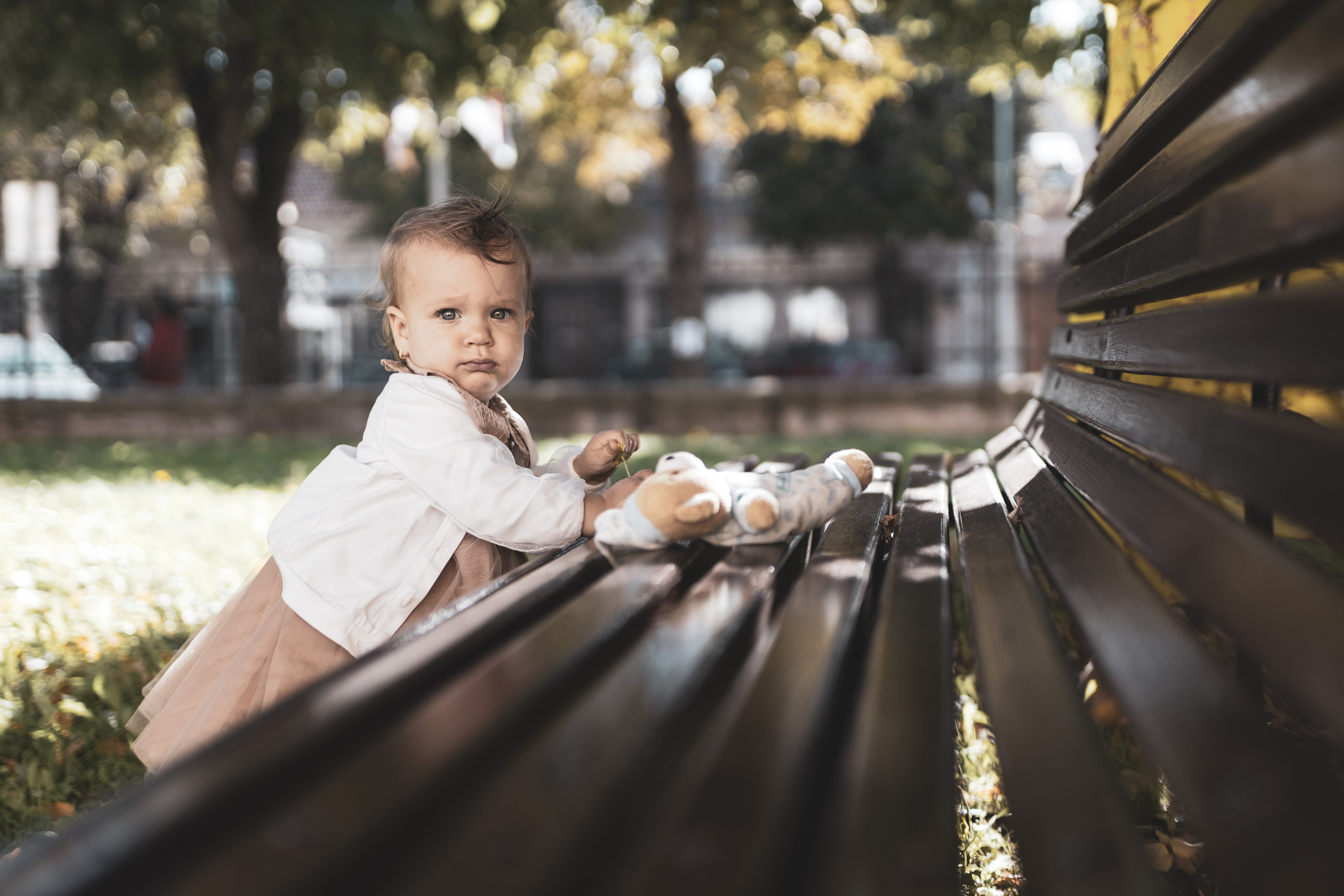 fotografija male devojčice na klupi