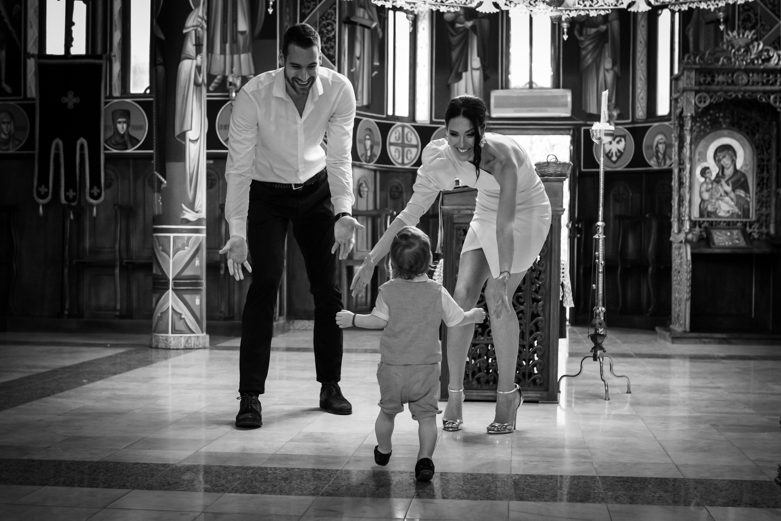 crno-bela porodična fotografija sa krštenja