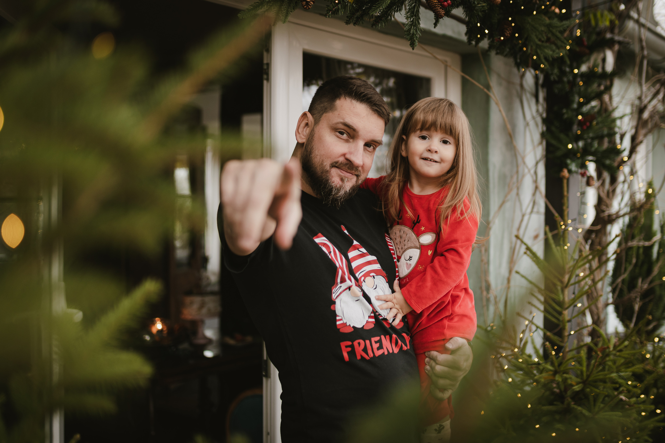 Deca u studiju na novogodišnjoj fotografiji