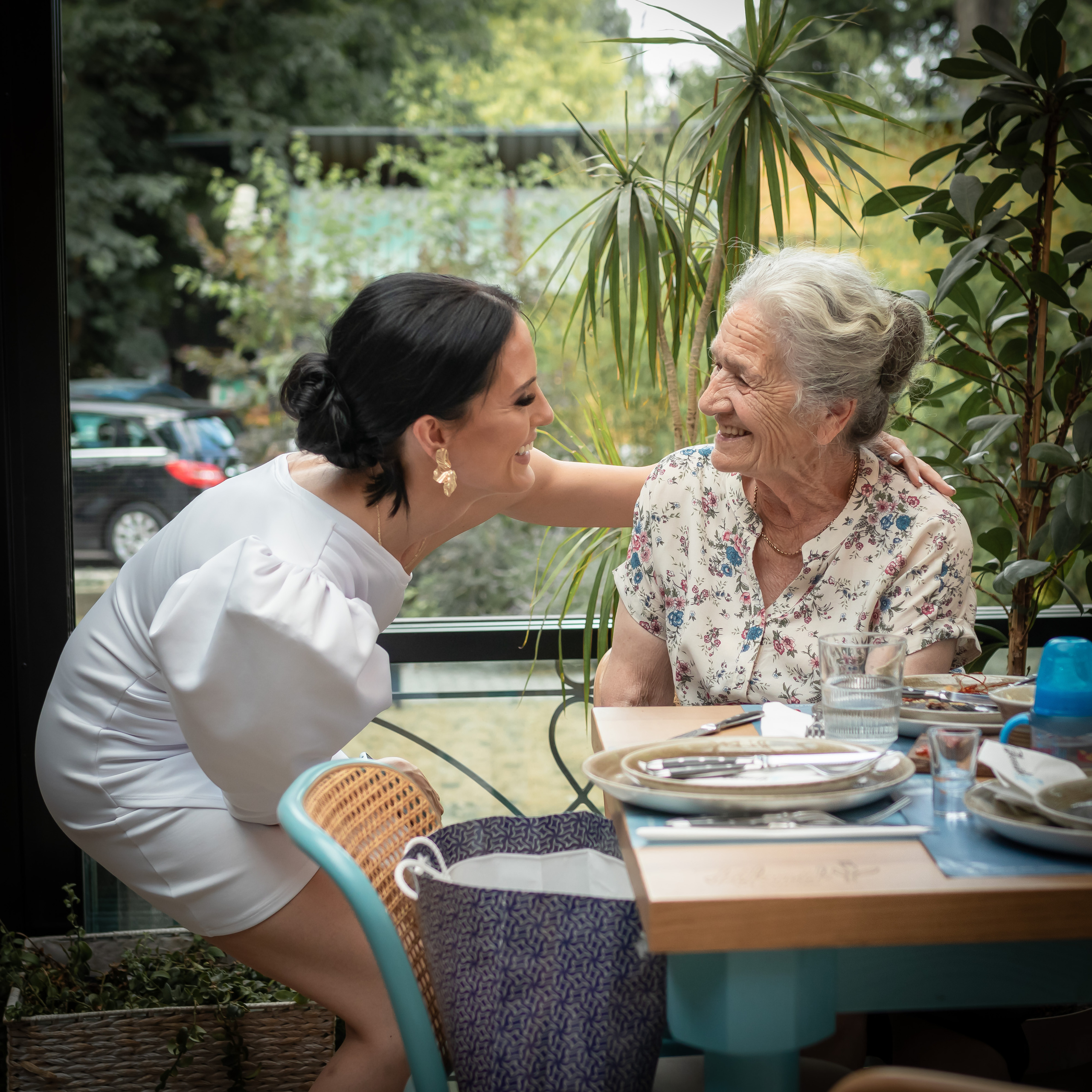 fotografija mlade devojke i starice