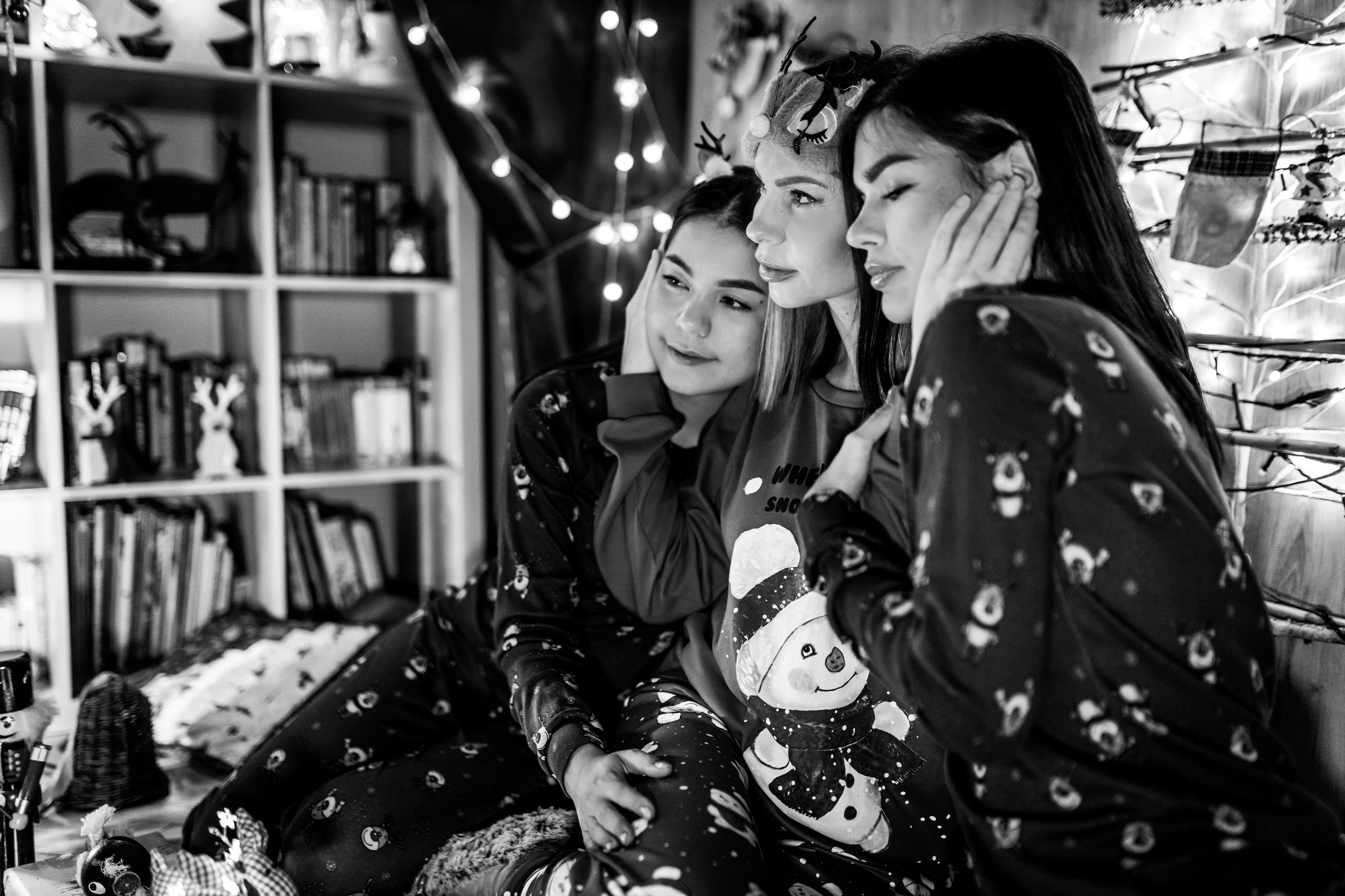 Praznična atmosfera uhvaćena na studijskom novogodišnjem fotografisanju