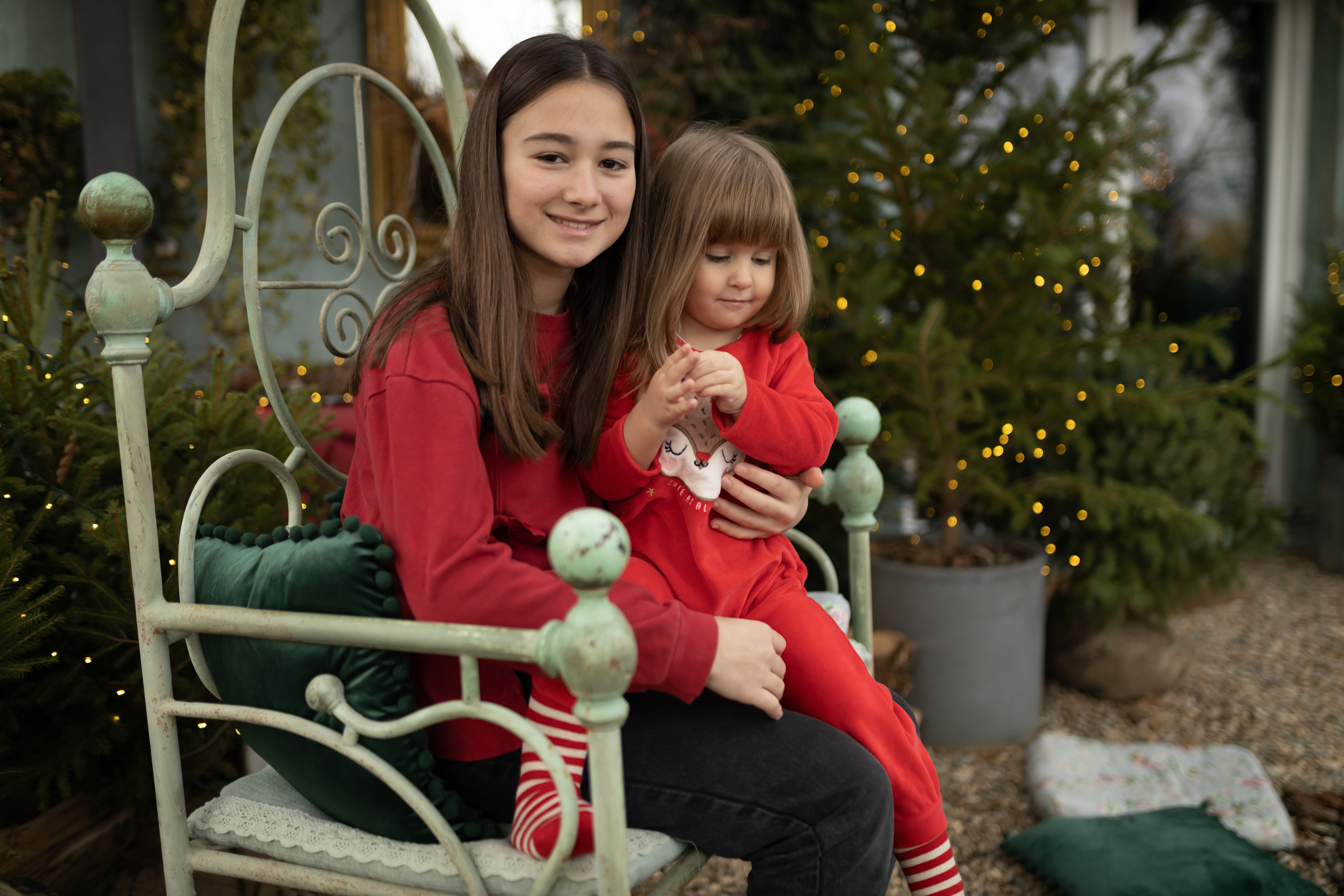 Porodična slika sa novogodišnjim dekoracijama u studiju.