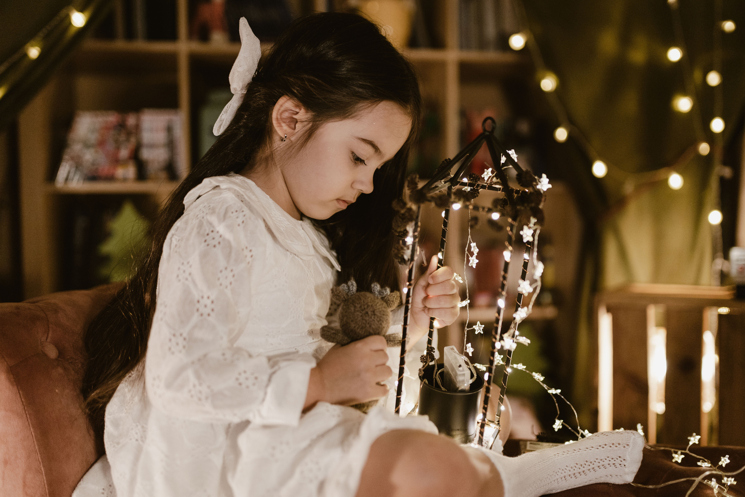 Studijsko novogodišnje fotografisanje sa prazničnim dekoracijama