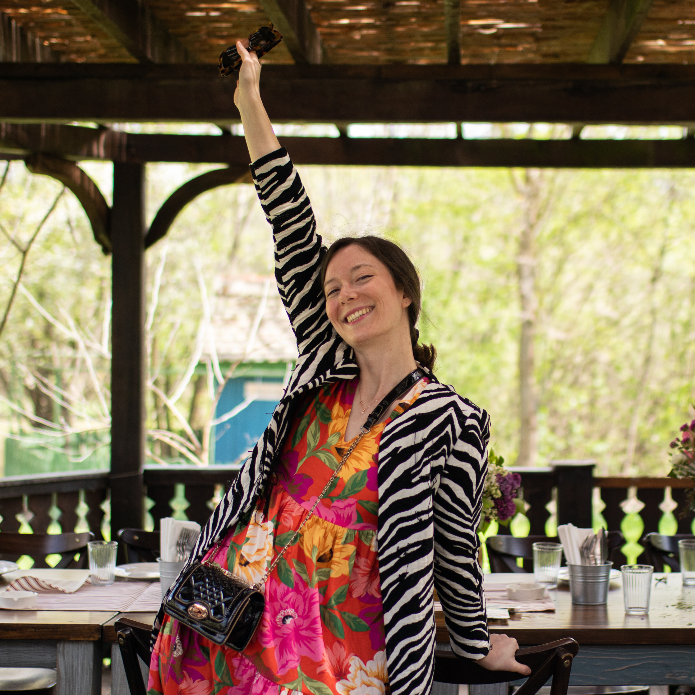 fotografisanje vesele devojke na rođendanu