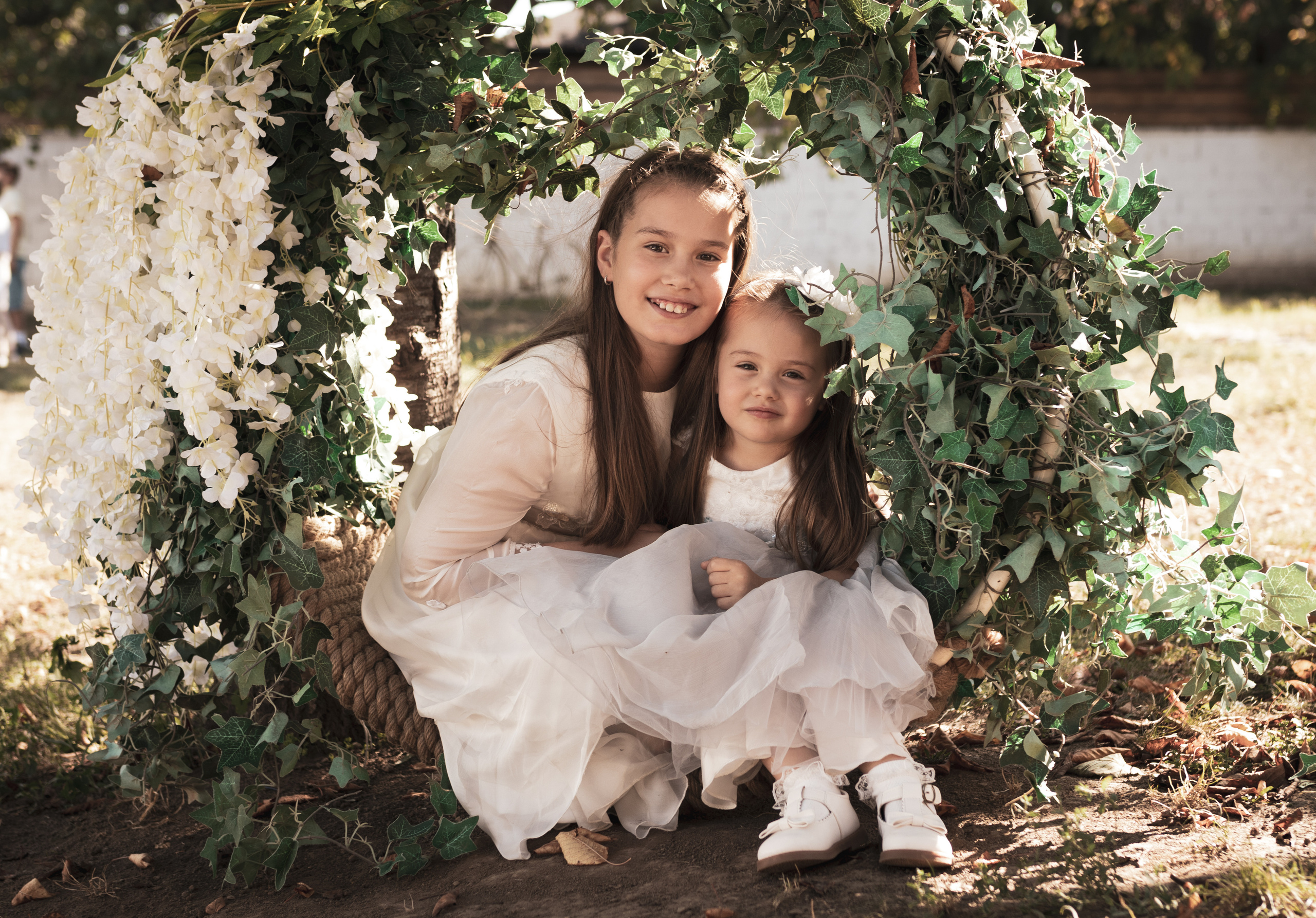 fotografija dve drugarice u beloj haljini