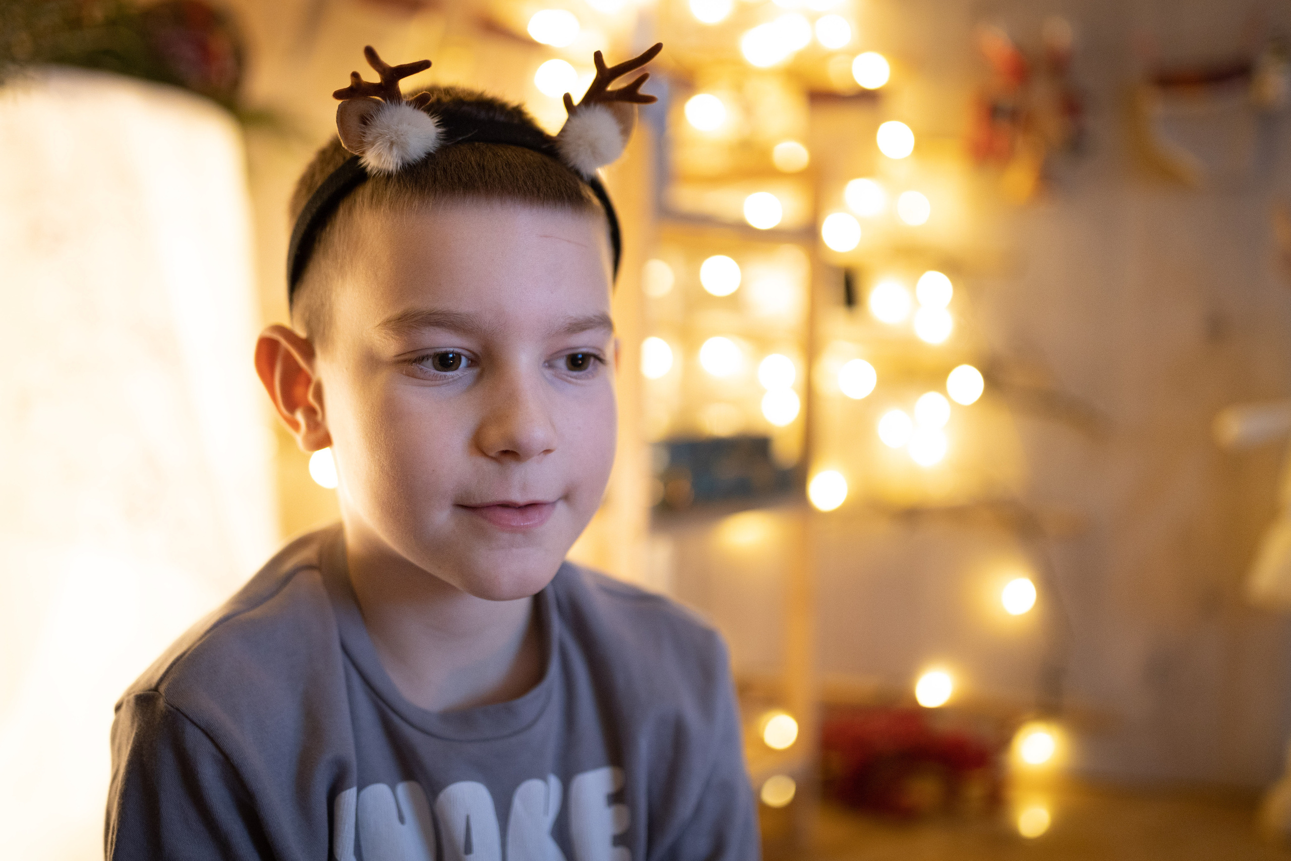 Praznična atmosfera uhvaćena na studijskom novogodišnjem fotografisanju