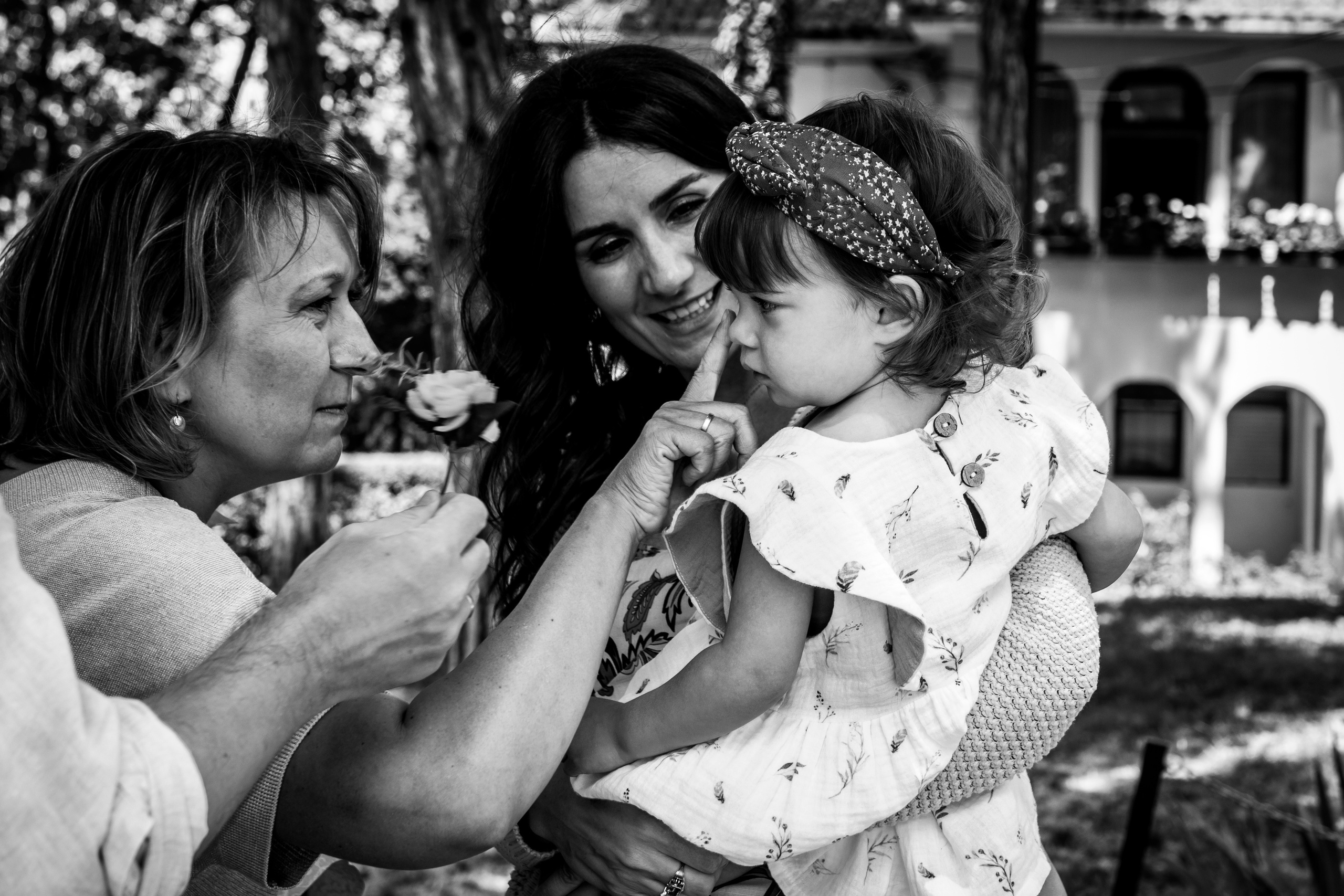 crno-bela fotografija pažnje prema devojčici