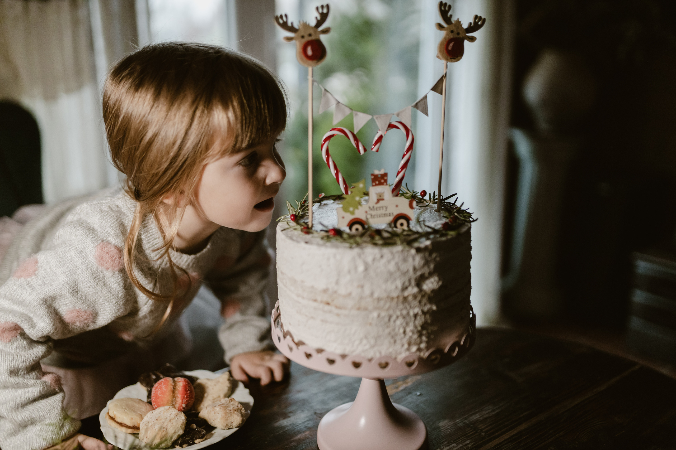 Magija novogodišnje atmosfere zabeležena u studiju sa svećicama