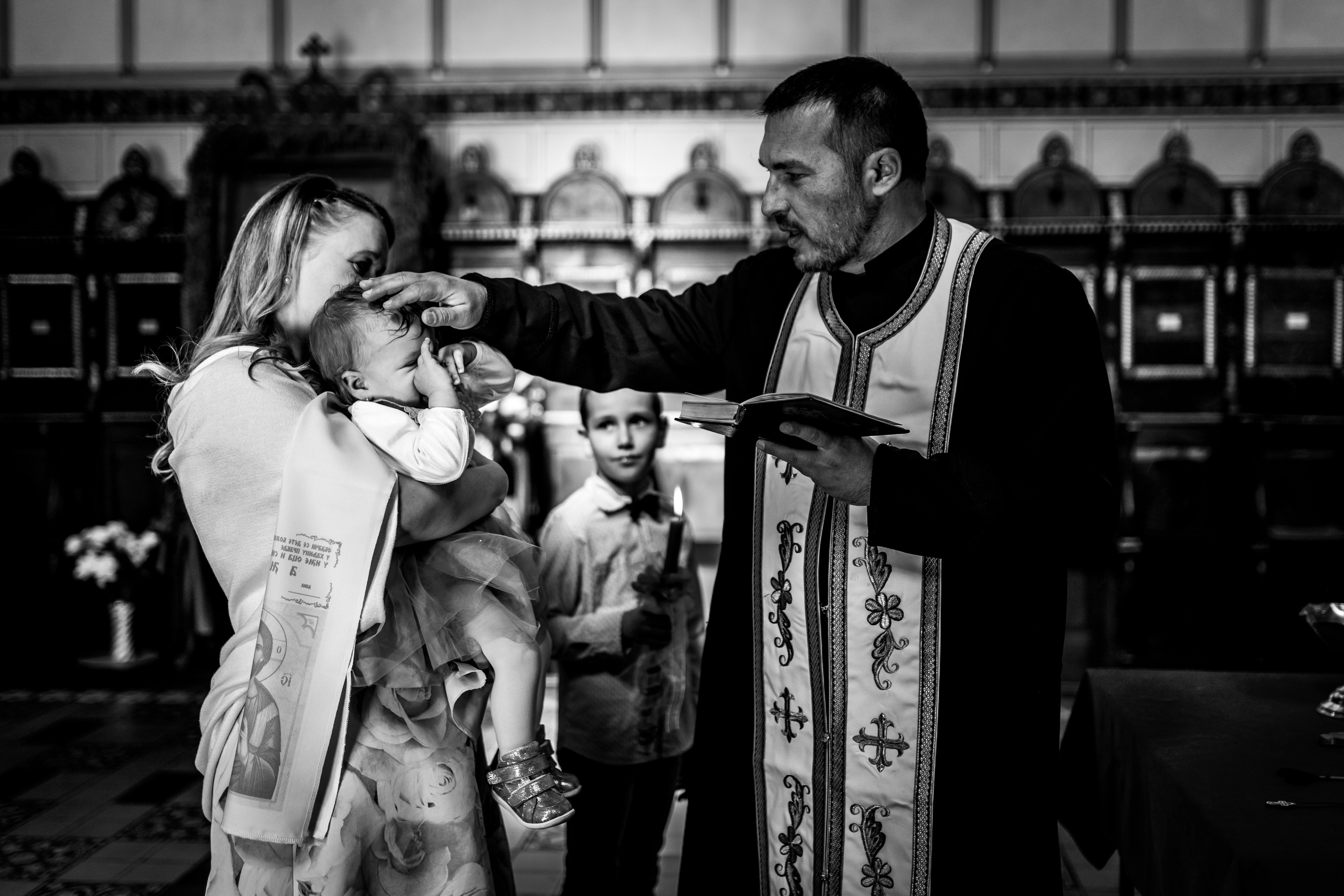 crno-belo fotografisanje krštenja