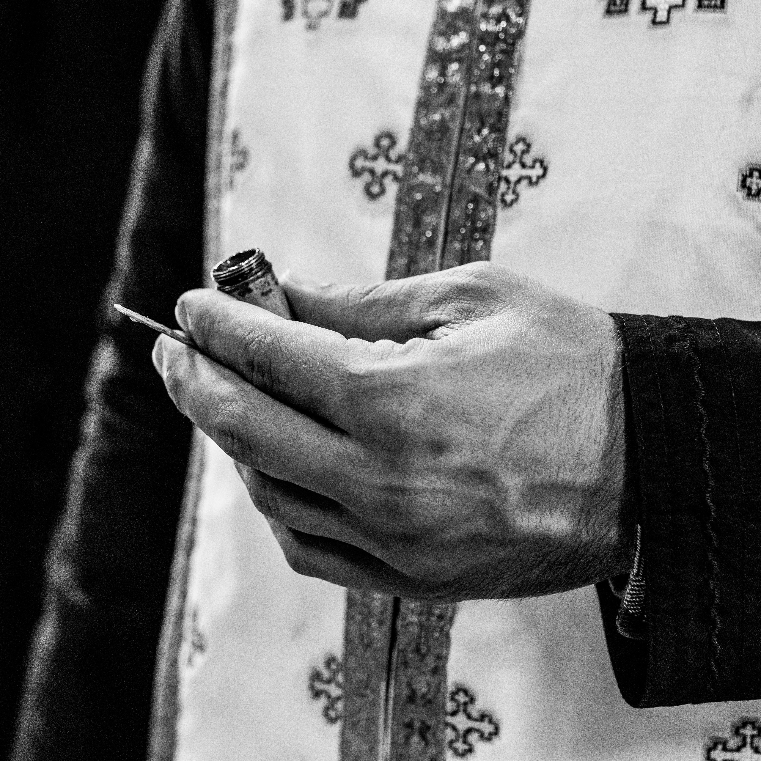 crno-bela fotografija krštenja