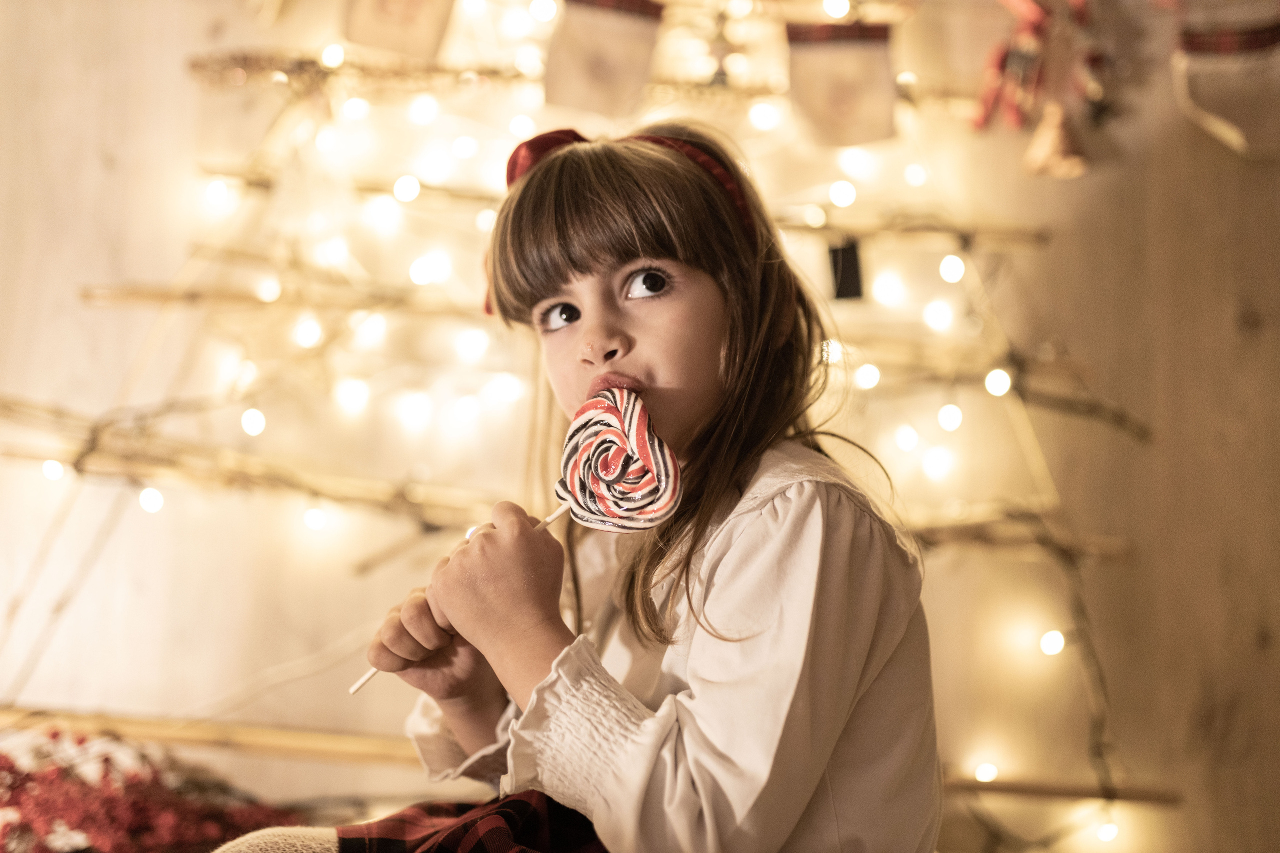 Deca u studiju na novogodišnjoj fotografiji