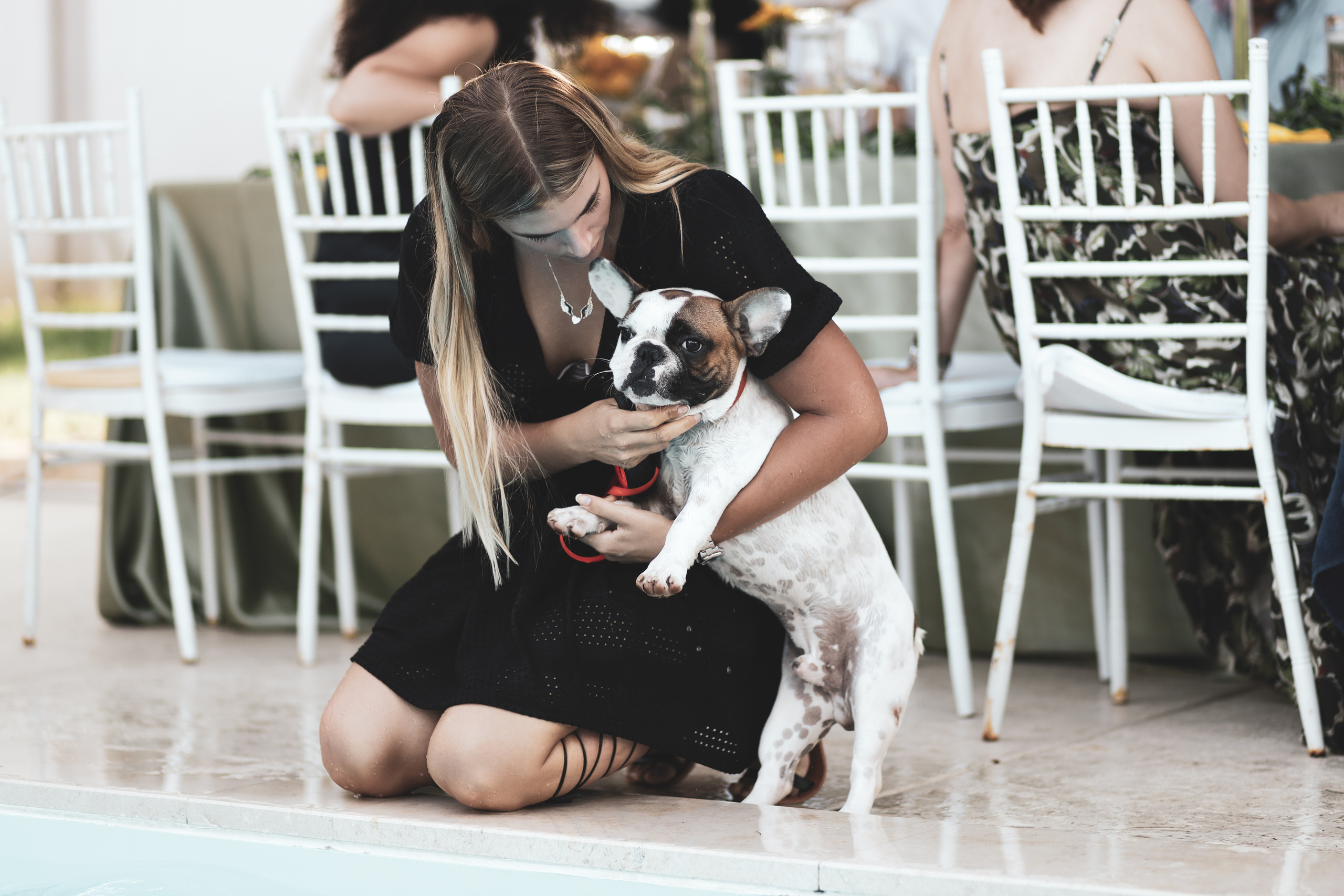 fotografija devojke i psa francuskog buldoga