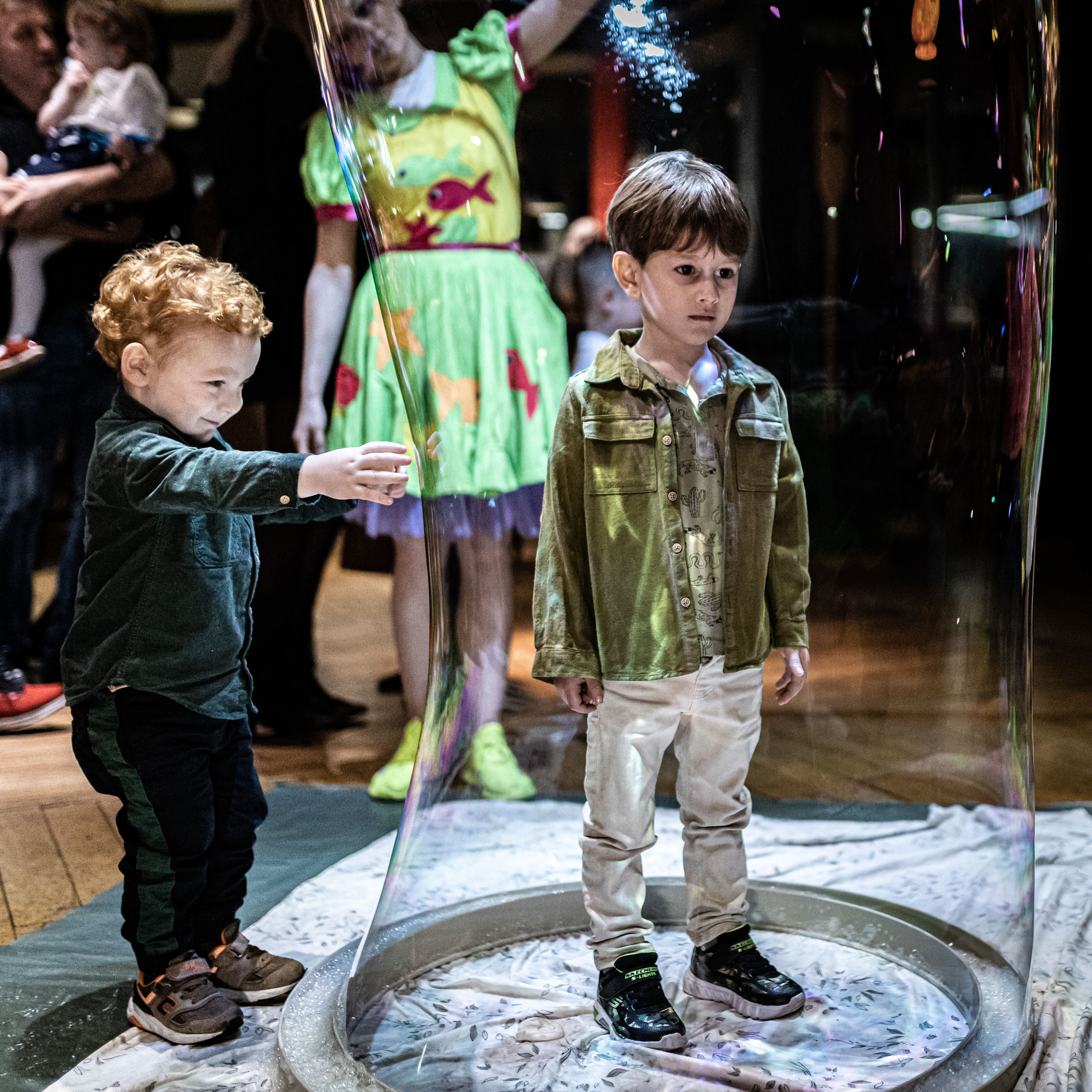 fotografisanje dva mala dečaka na prvom rođendanu