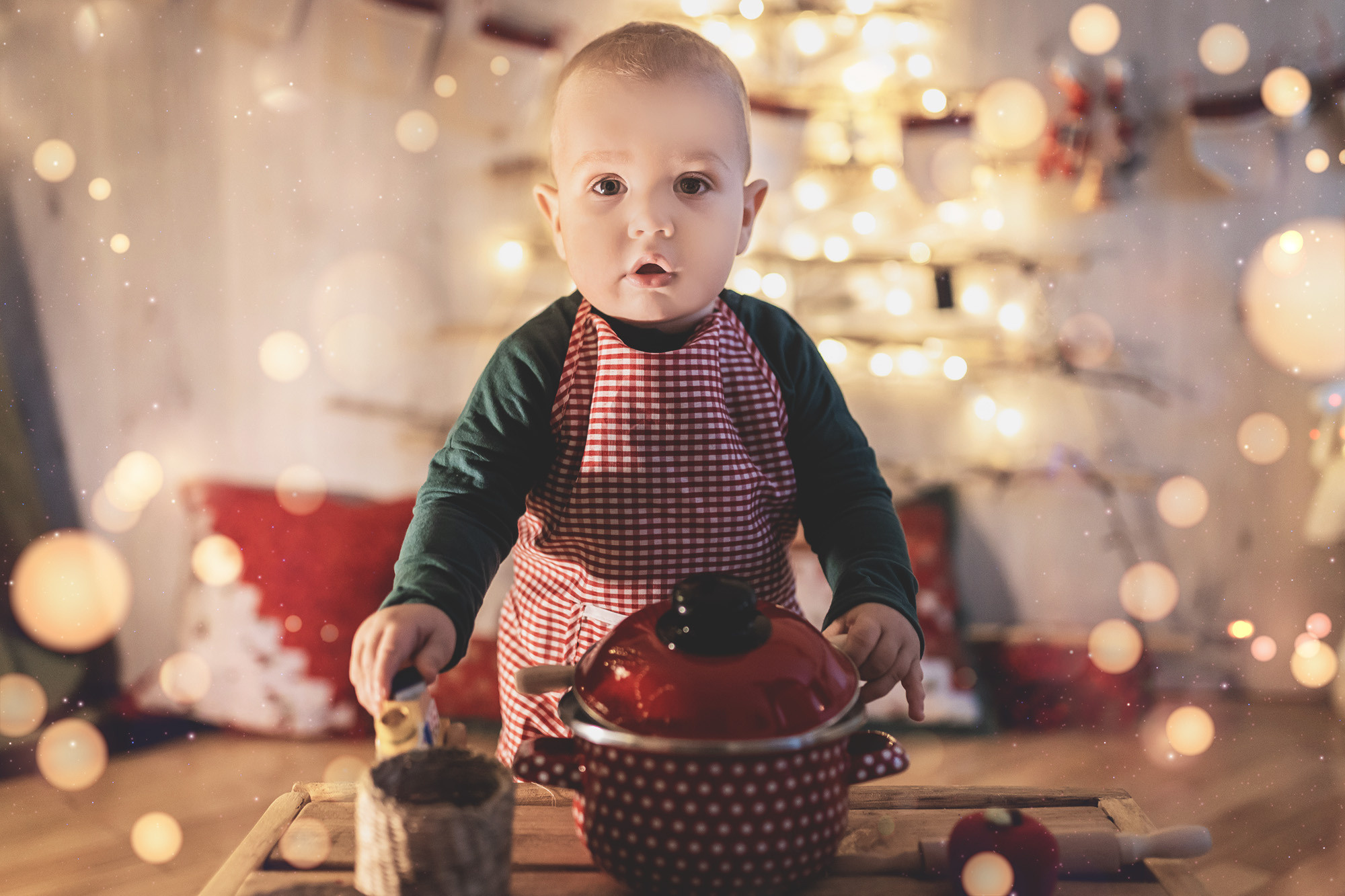 Deca u studiju na novogodišnjoj fotografiji