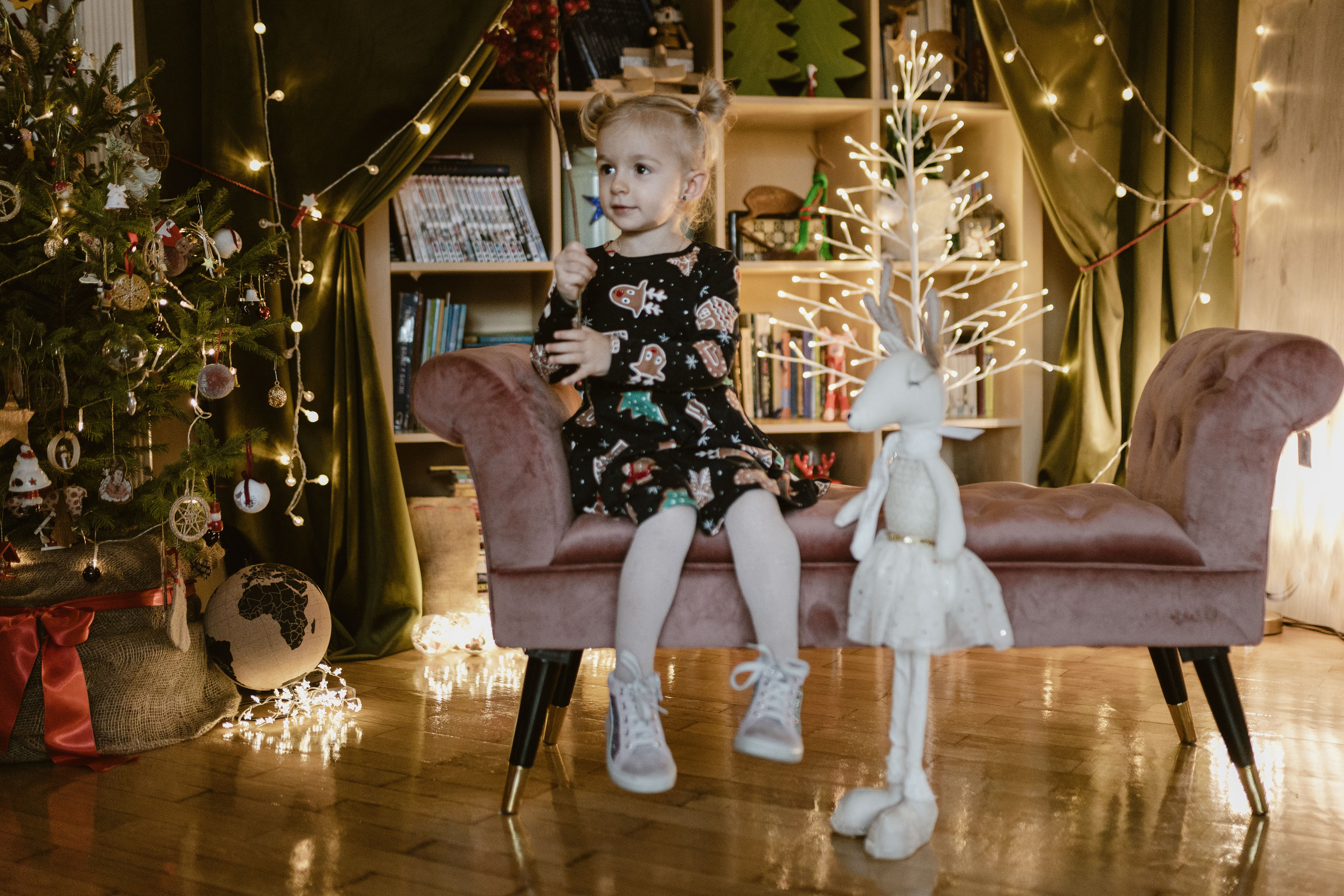 Deca u studiju na novogodišnjoj fotografiji