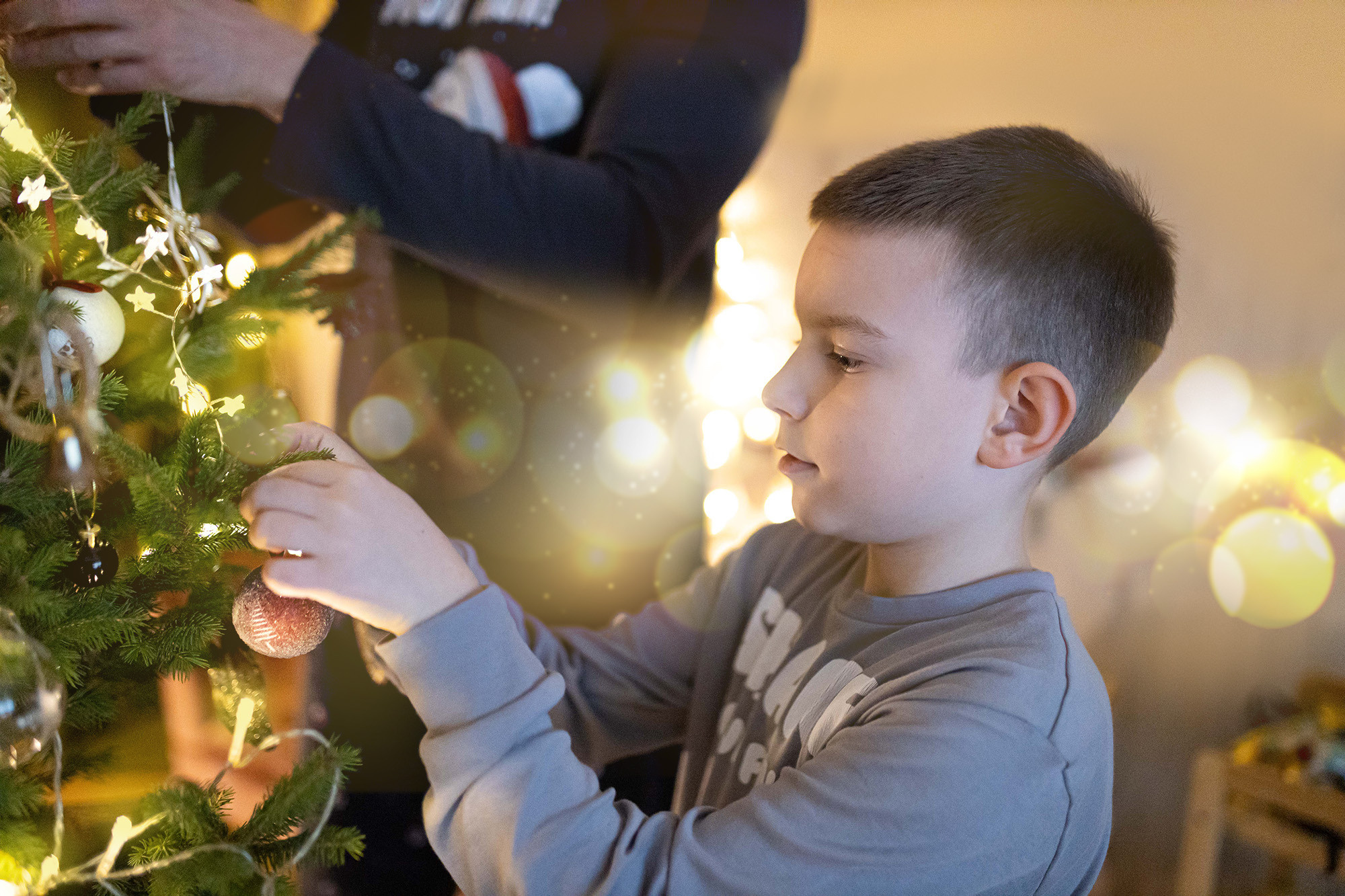 Studijsko novogodišnje fotografisanje sa prazničnim dekoracijama