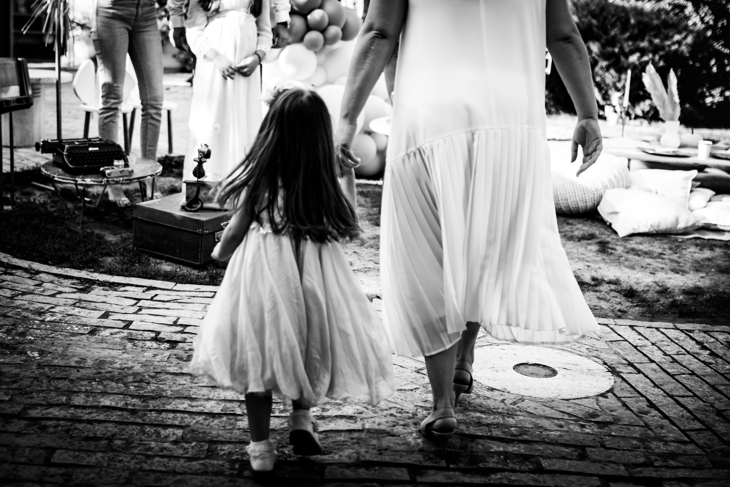 crno-bela fotografija devojčice u beloj haljini