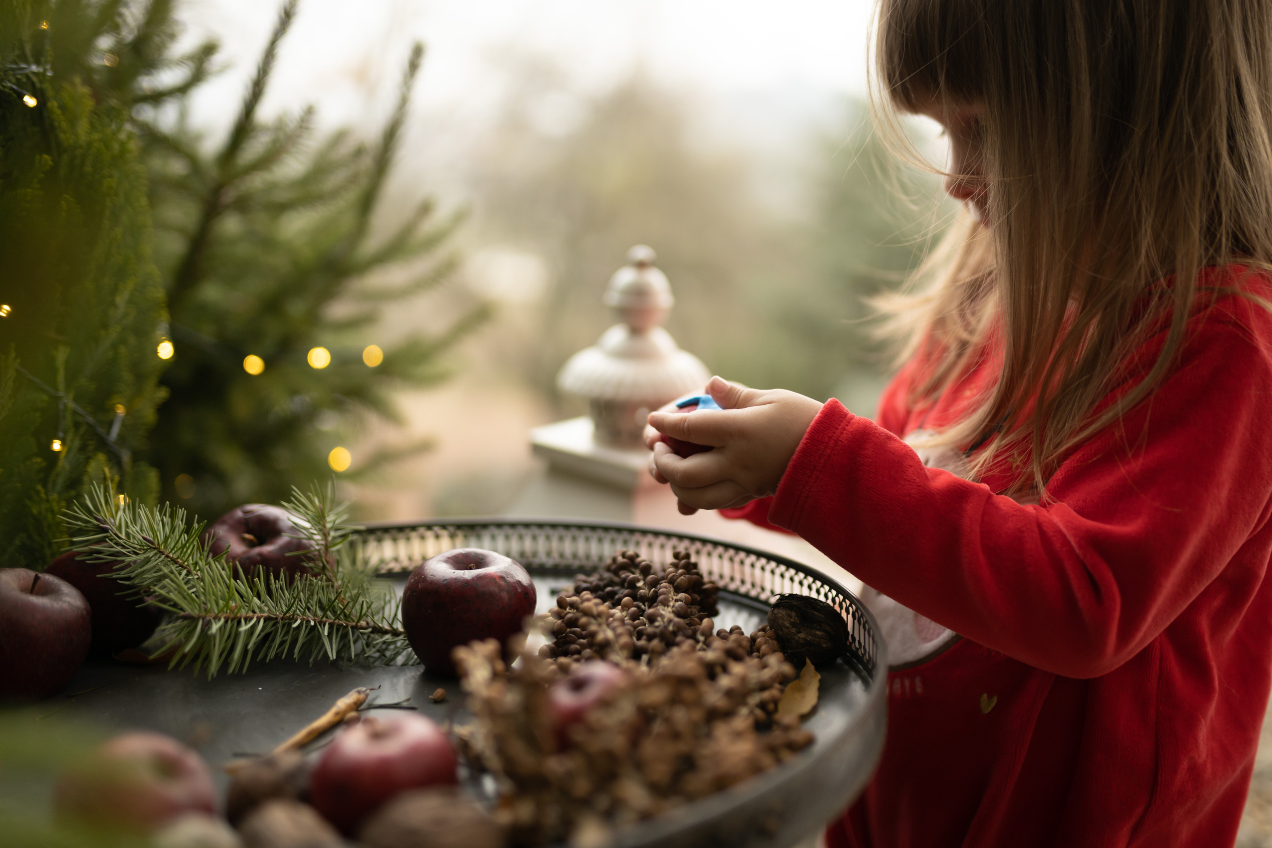 Praznična atmosfera uhvaćena na studijskom novogodišnjem fotografisanju