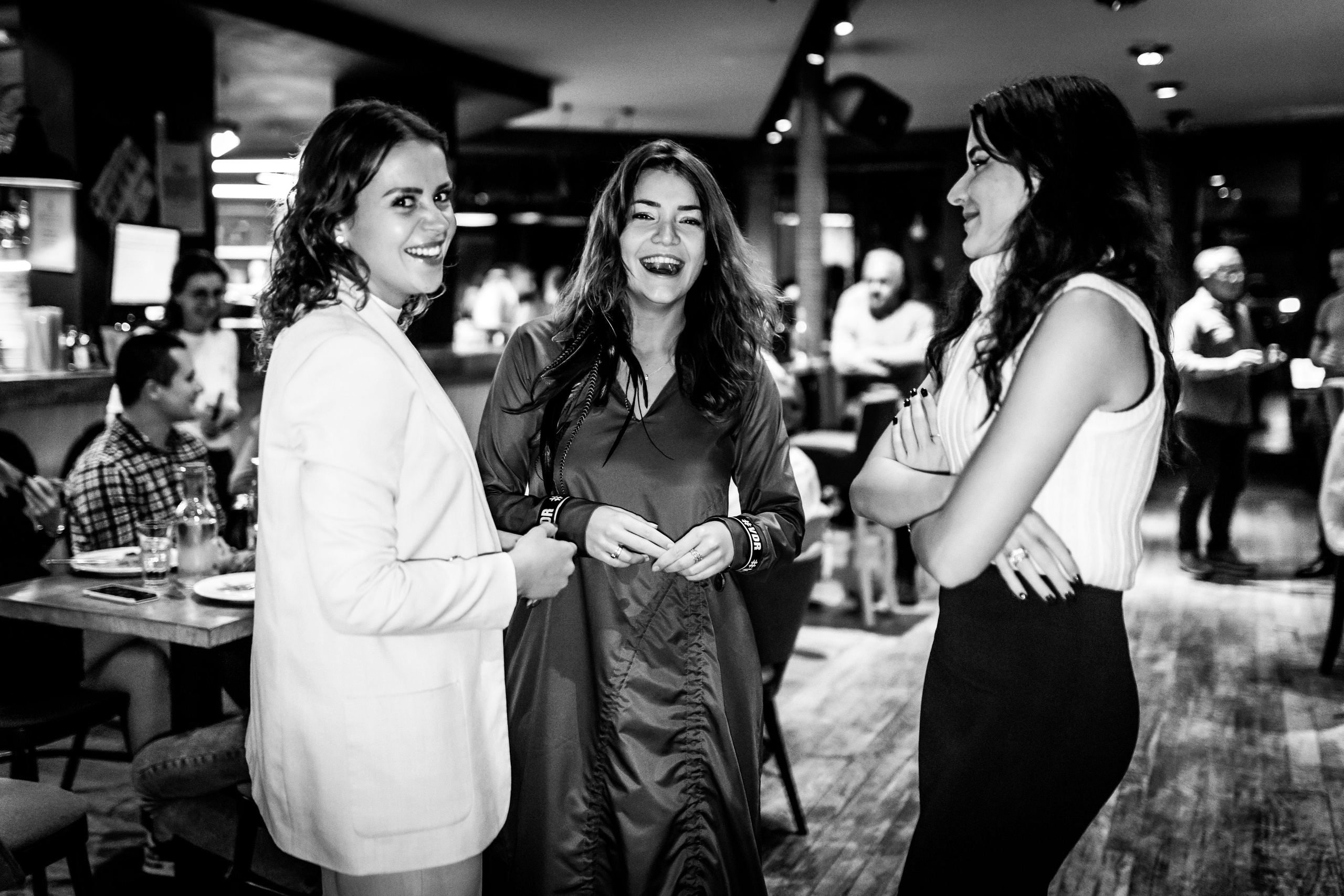 crno-bela fotografija devojaka sa proslave prvog rođendana