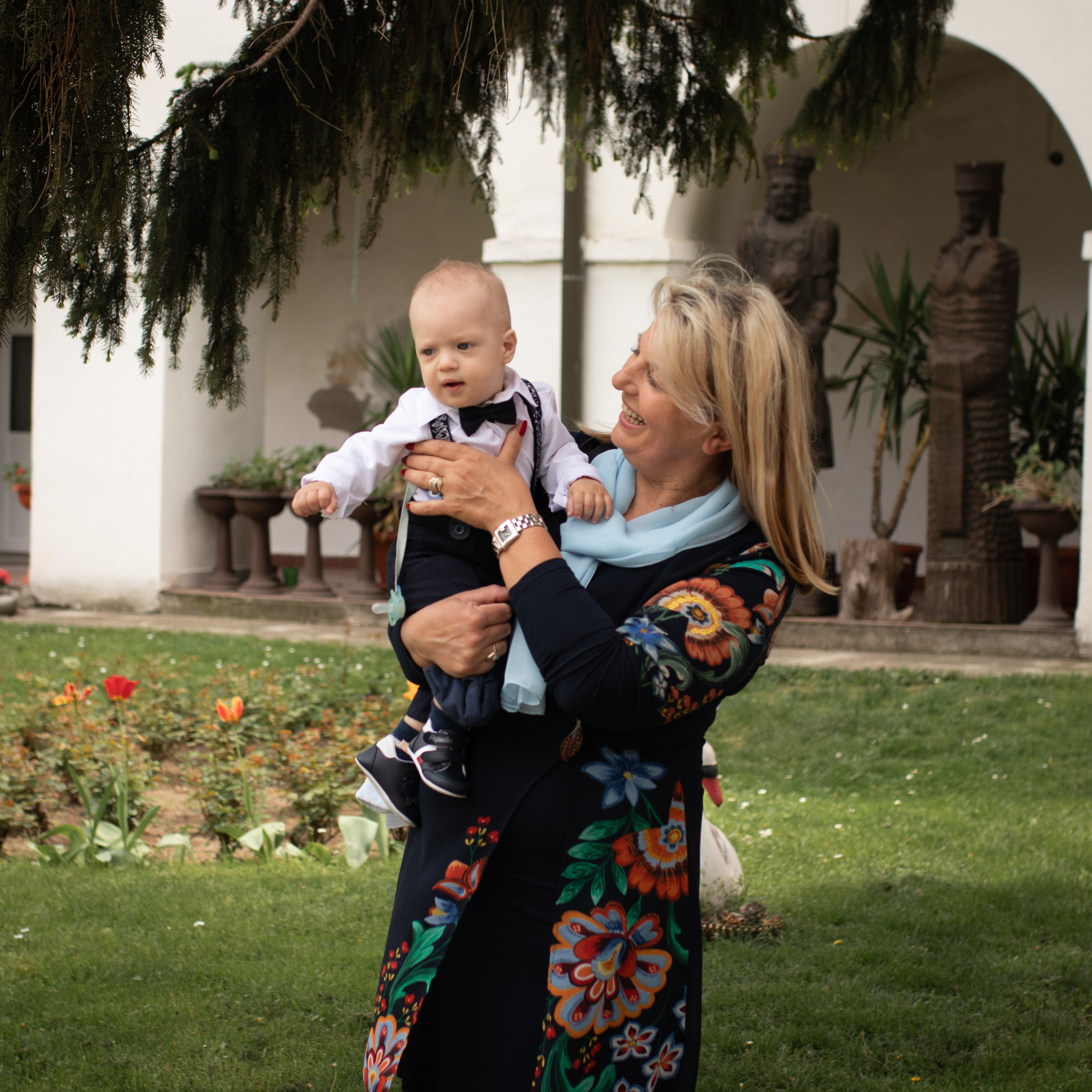 fotografija bake i unuka sa krštenja