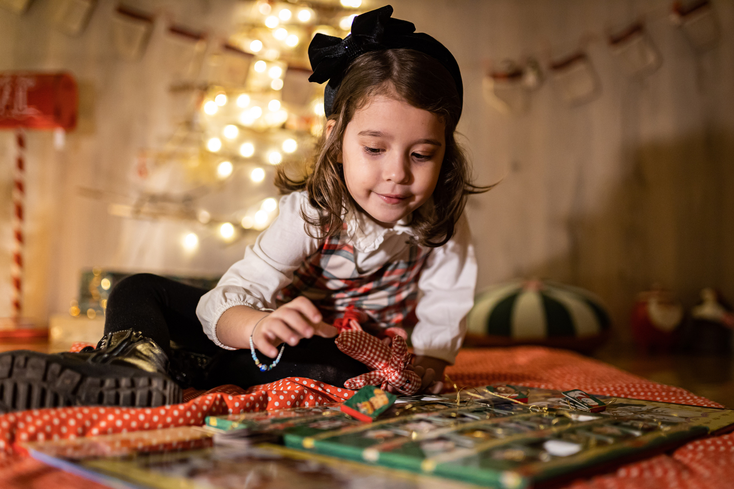 Deca u studiju na novogodišnjoj fotografiji