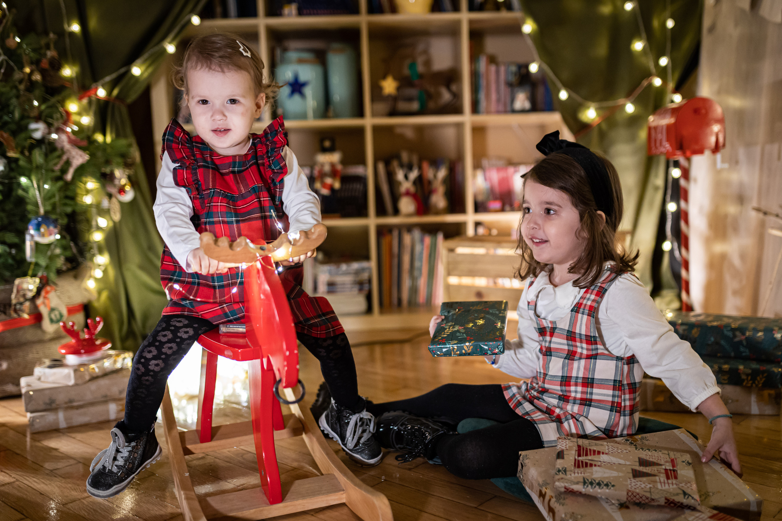 Studijsko novogodišnje fotografisanje sa prazničnim dekoracijama