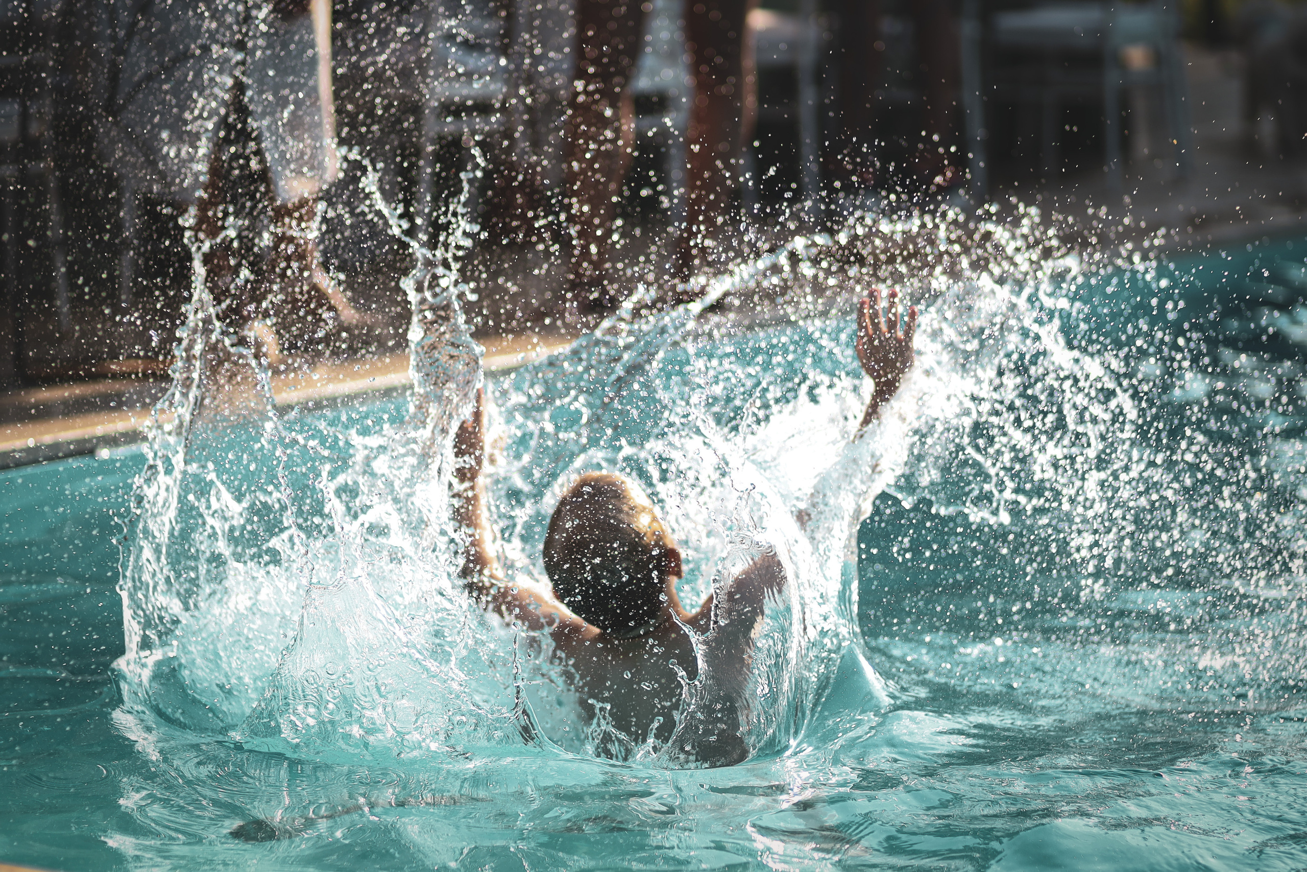 fotografisanje kupanja dečaka u bazenu