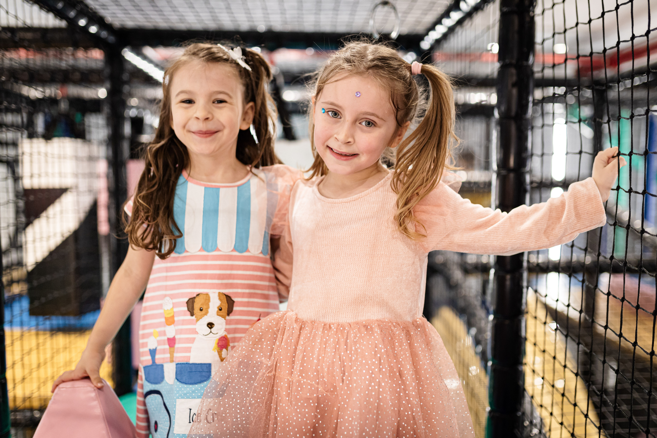 fotografisanje dve nasmejane devojcice na proslavi petog rođendana