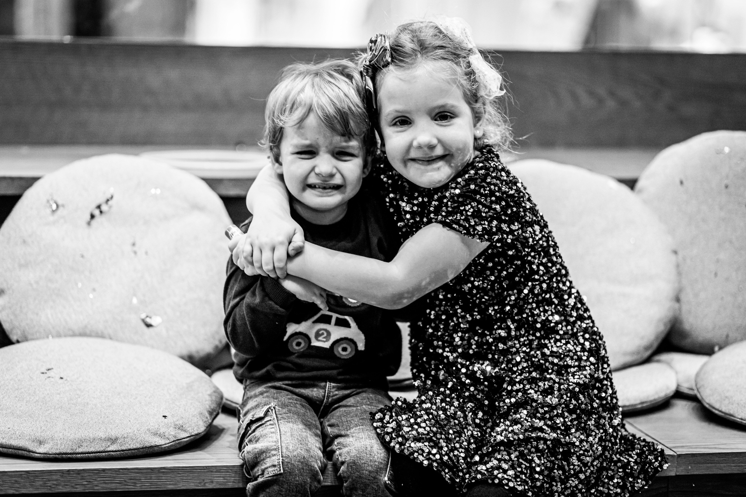 fotografisanje dve devojčice u zagrljaju