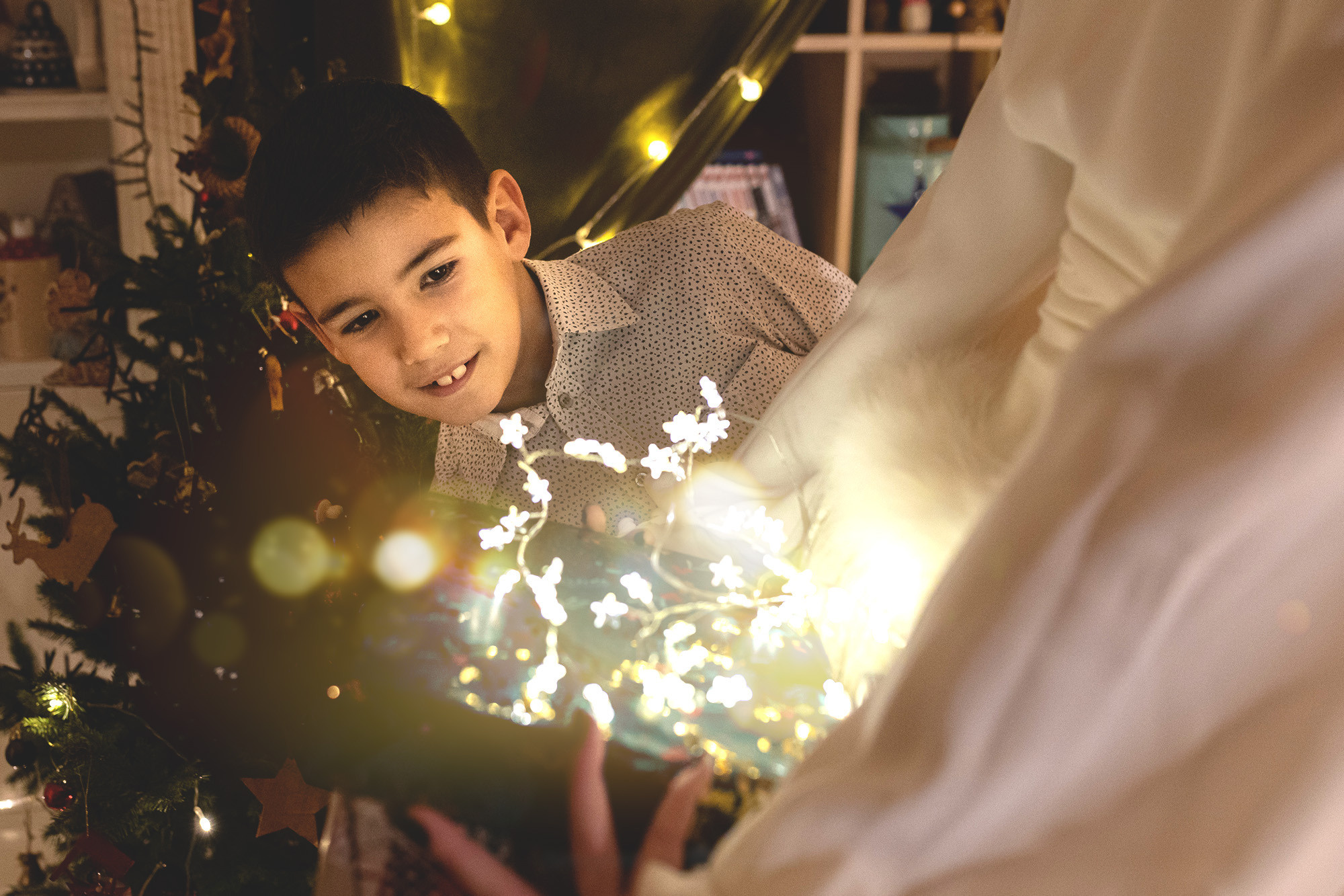 Deca u studiju na novogodišnjoj fotografiji