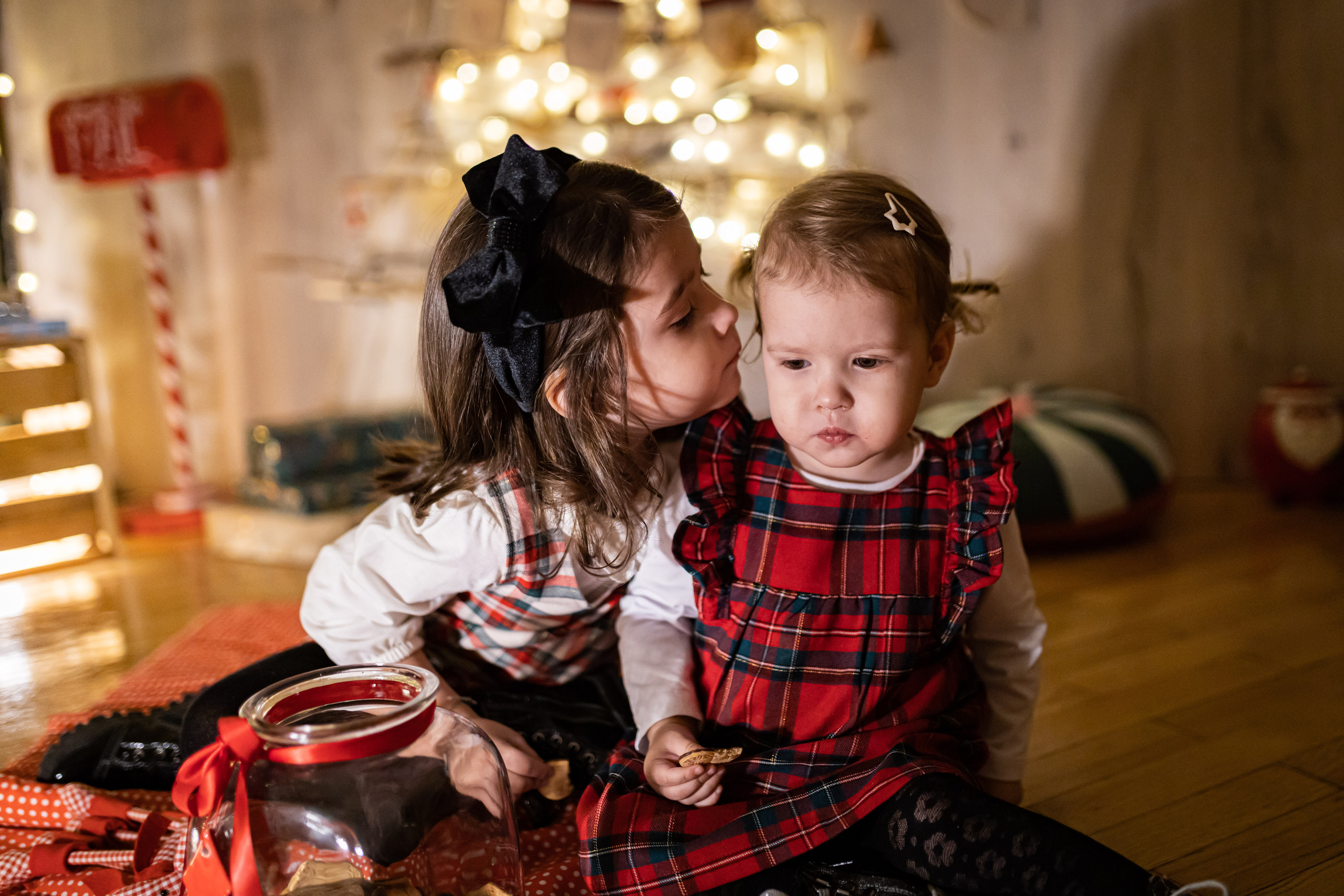 Praznična atmosfera uhvaćena na studijskom novogodišnjem fotografisanju