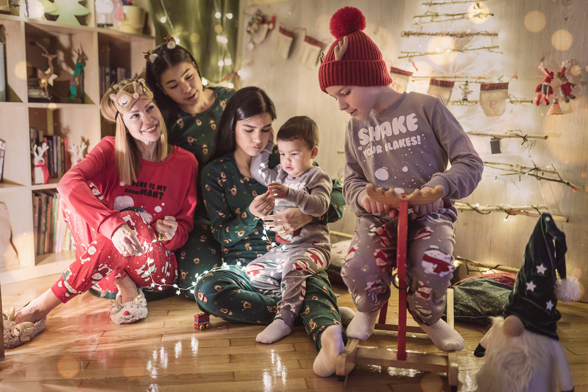 Porodična slika sa novogodišnjim dekoracijama u studiju.