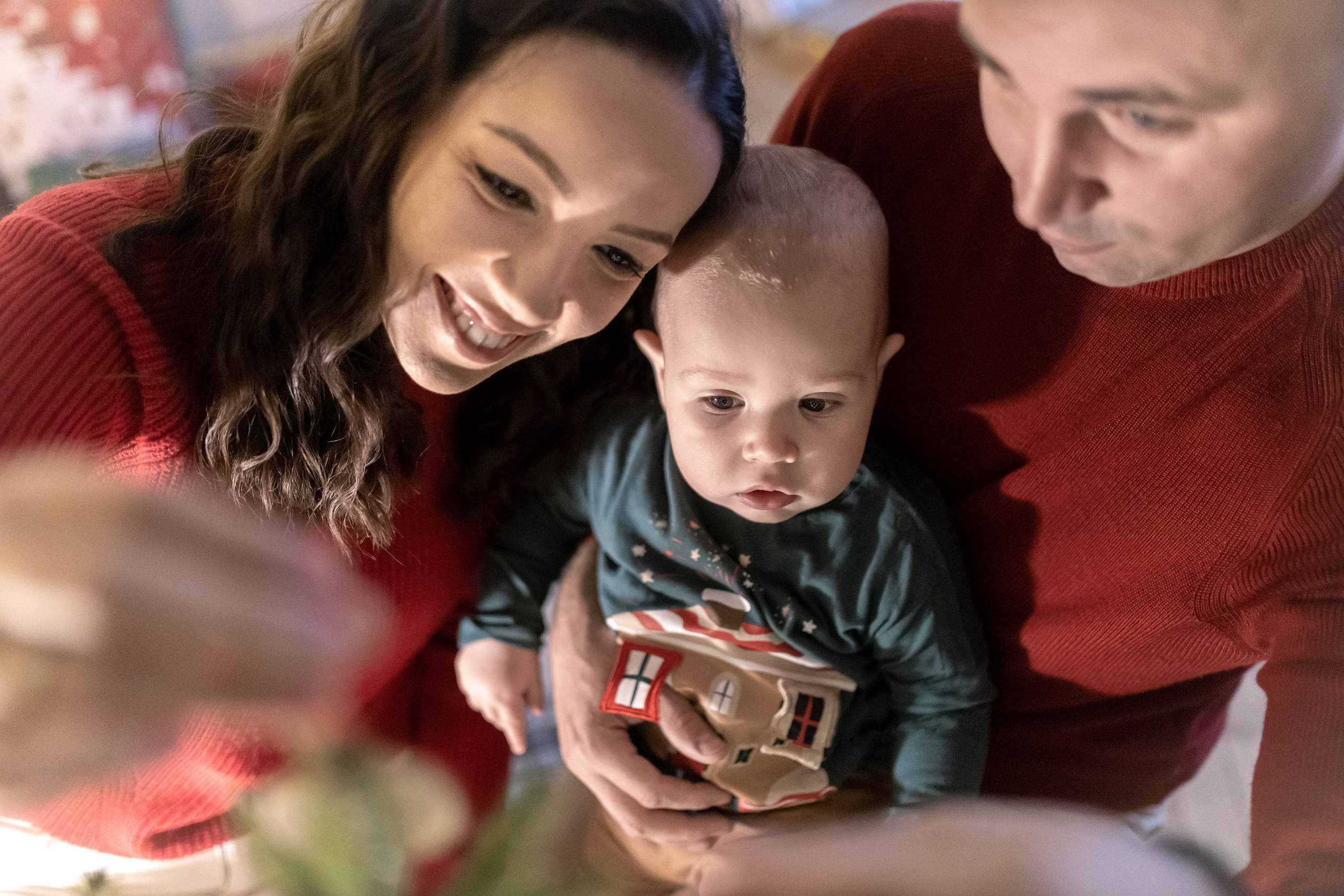 Porodična slika sa novogodišnjim dekoracijama u studiju.