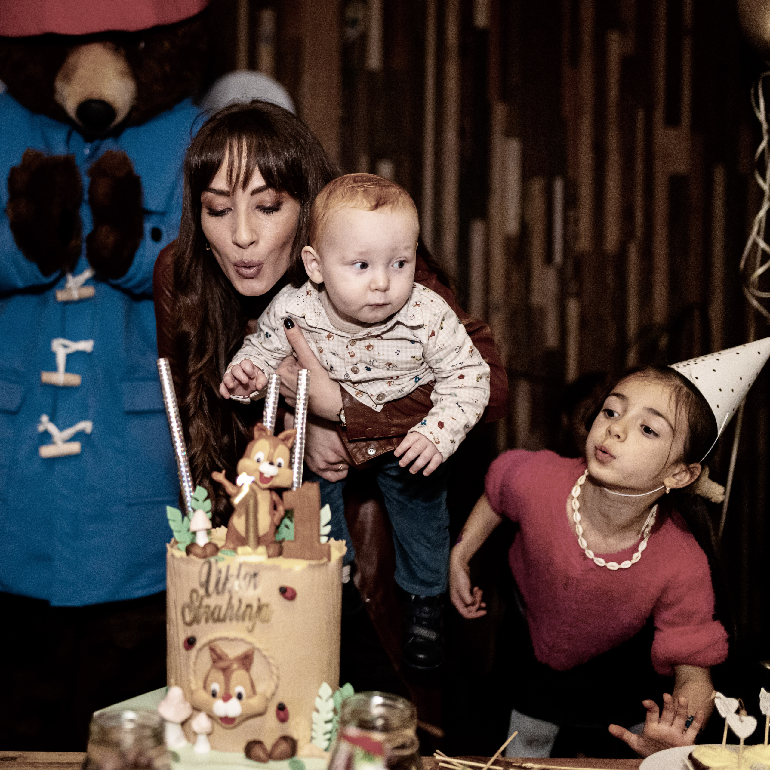 fotografisanje duvanja svećica na proslavi prvog rođendana