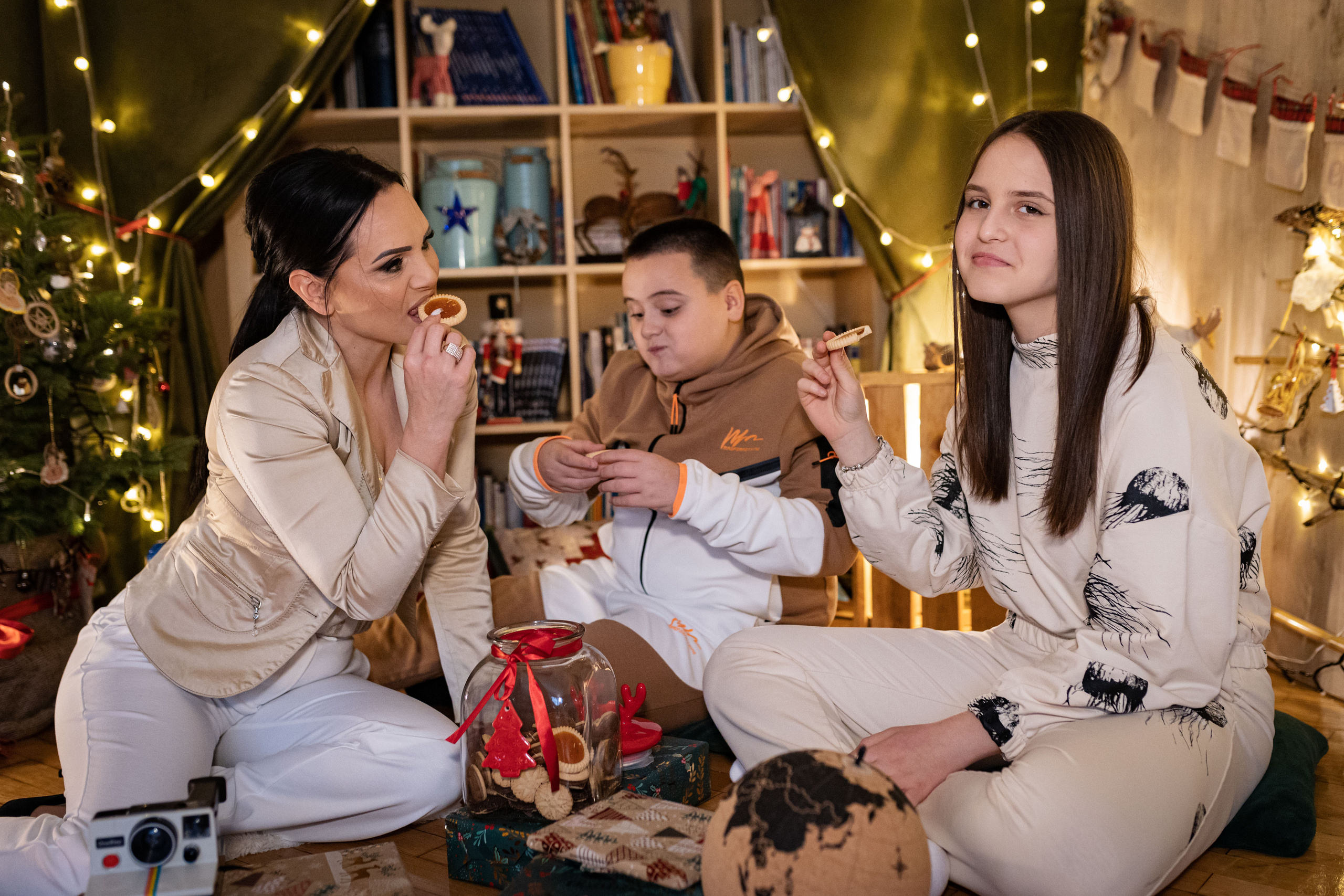 Praznična atmosfera uhvaćena na studijskom novogodišnjem fotografisanju