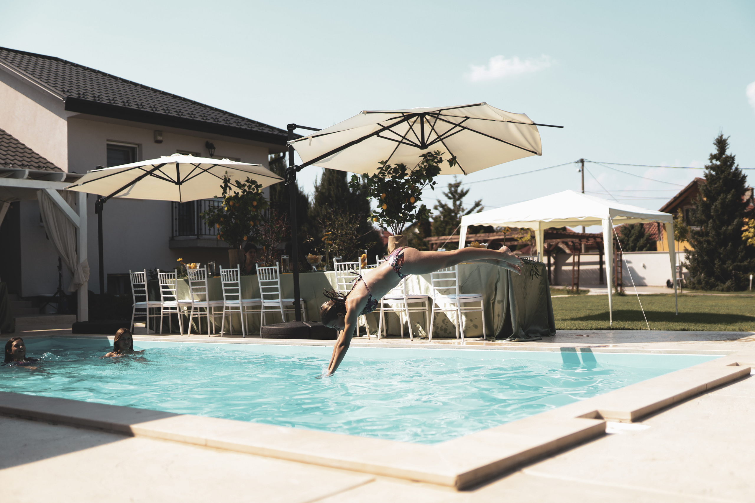 fotografija skoka u bazen