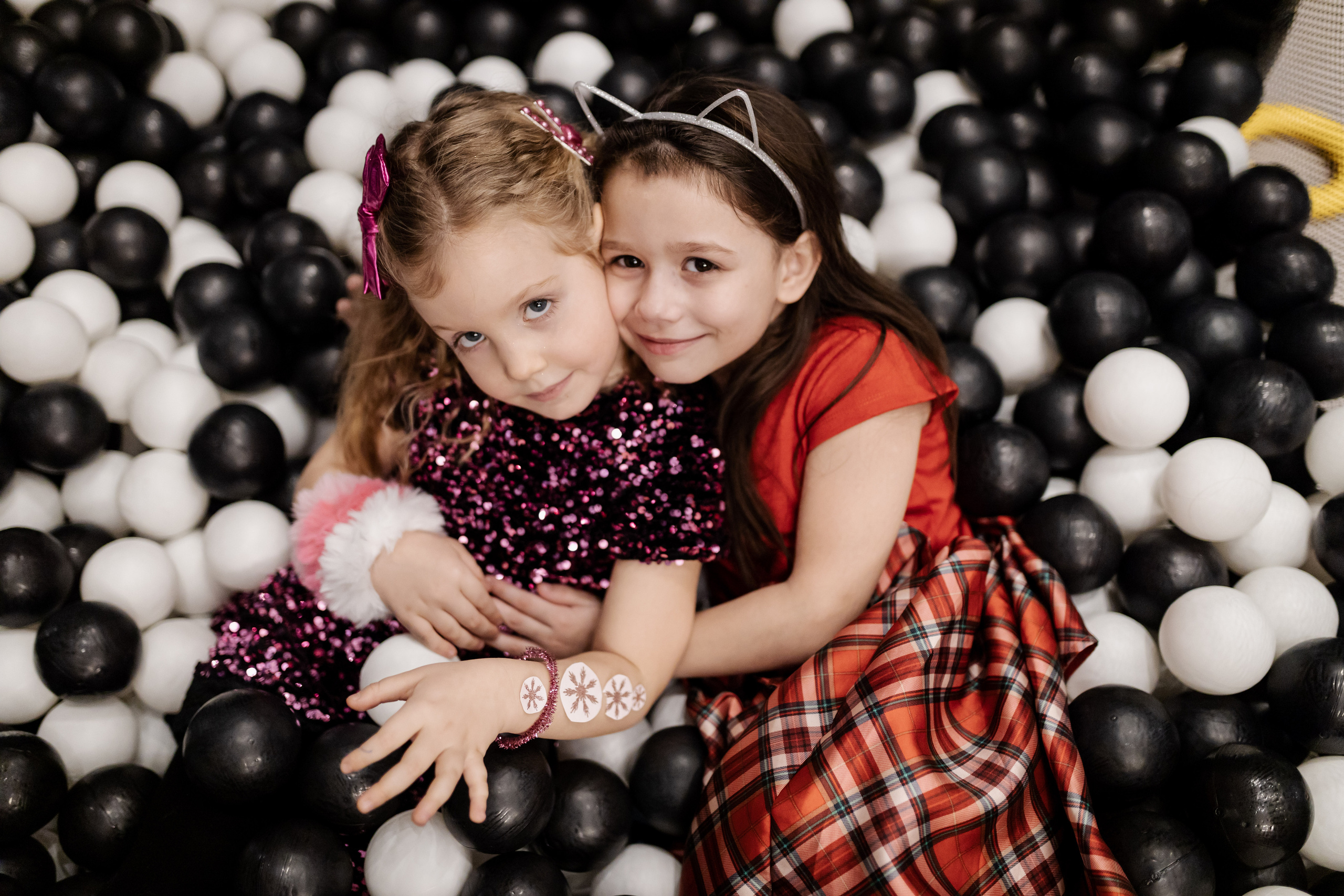 fotografija dve devojčice na dečijem rođendanu