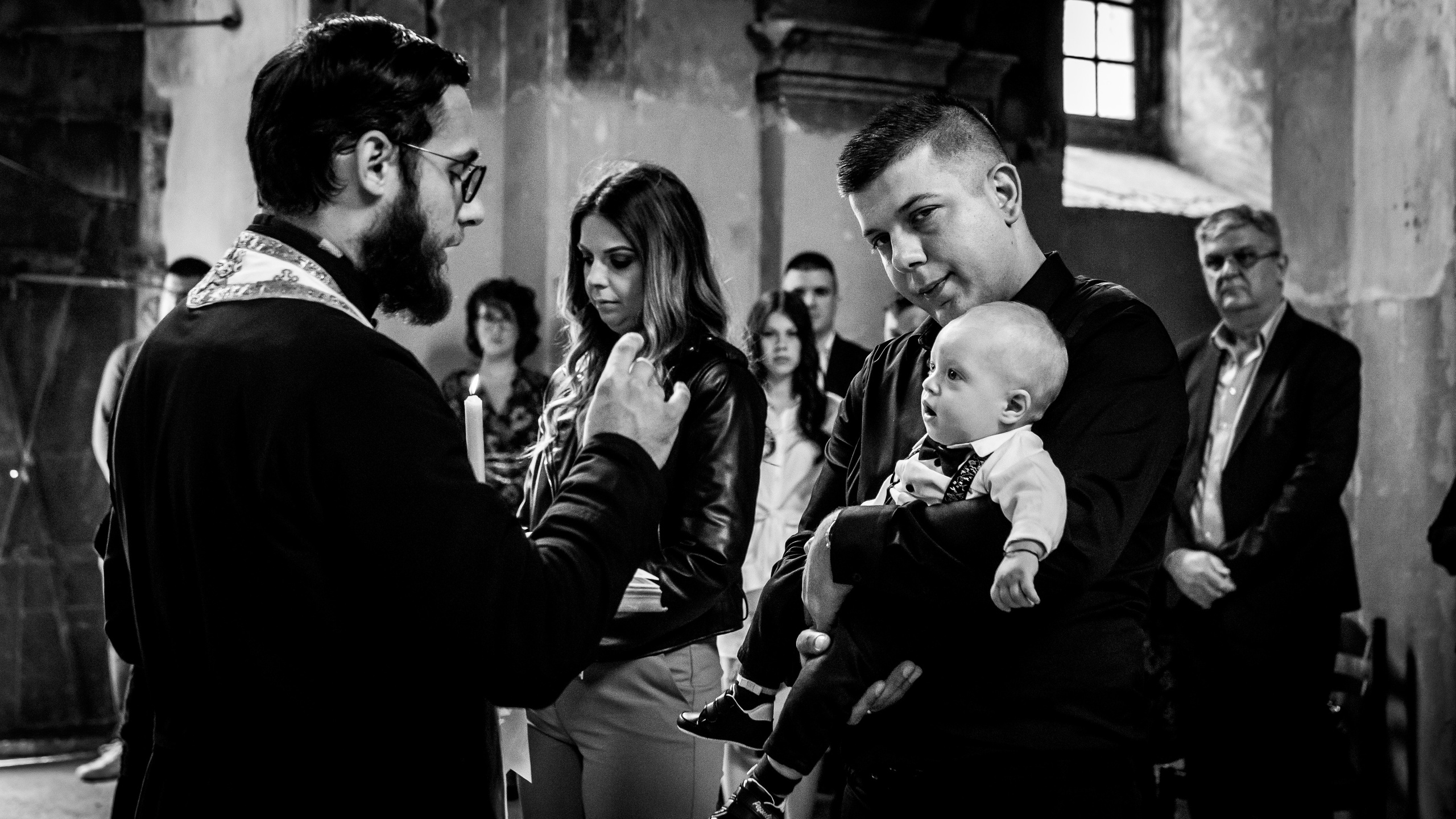crno-bela fotografija sa krštenja