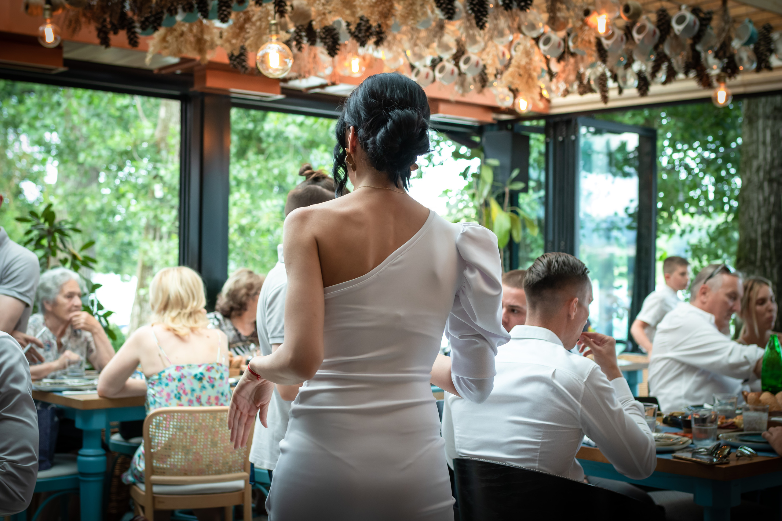 fotografisanje devojke u beloj haljini