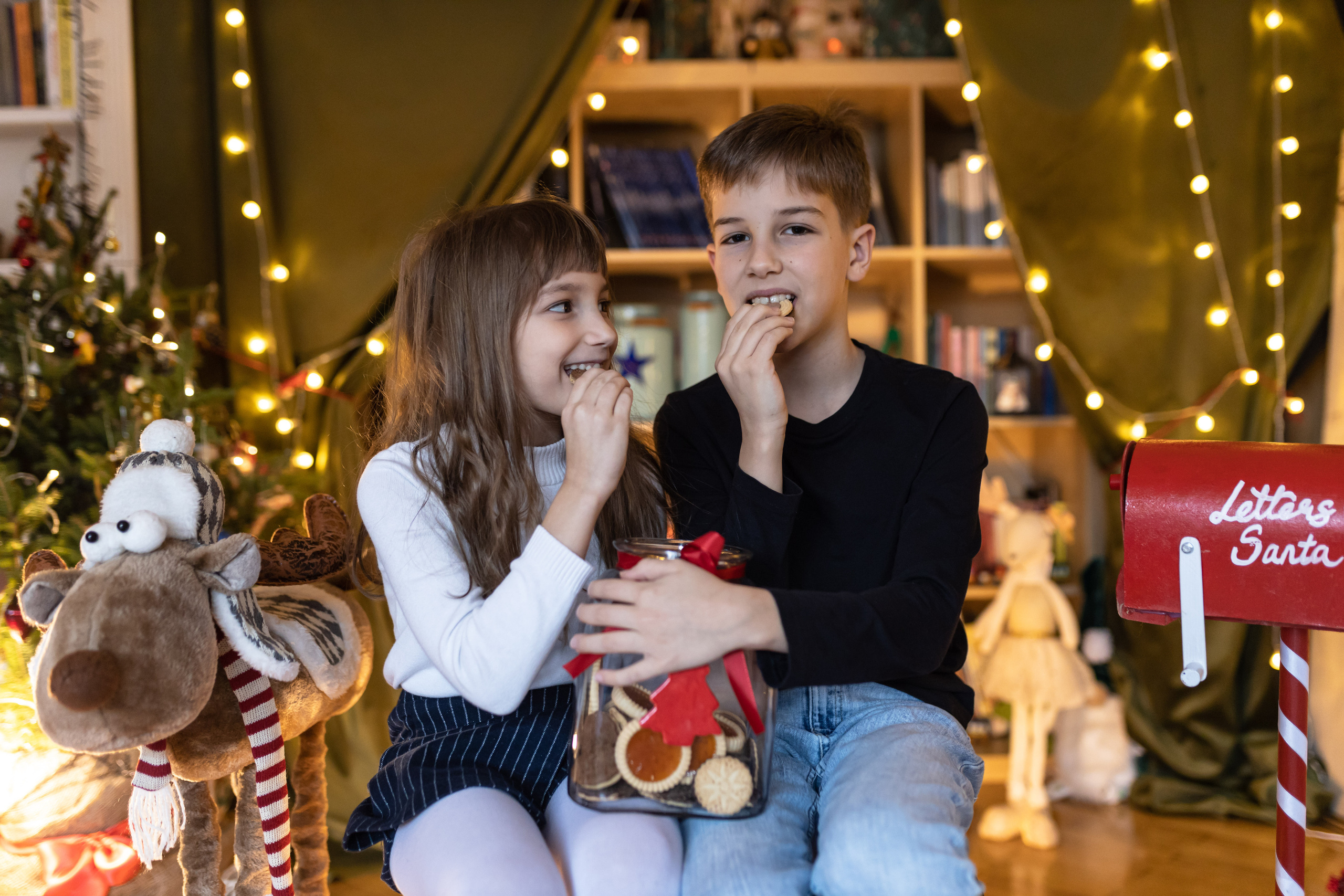 Profesionalno novogodišnje fotografisanje u studiju sa božićnim rekvizitima