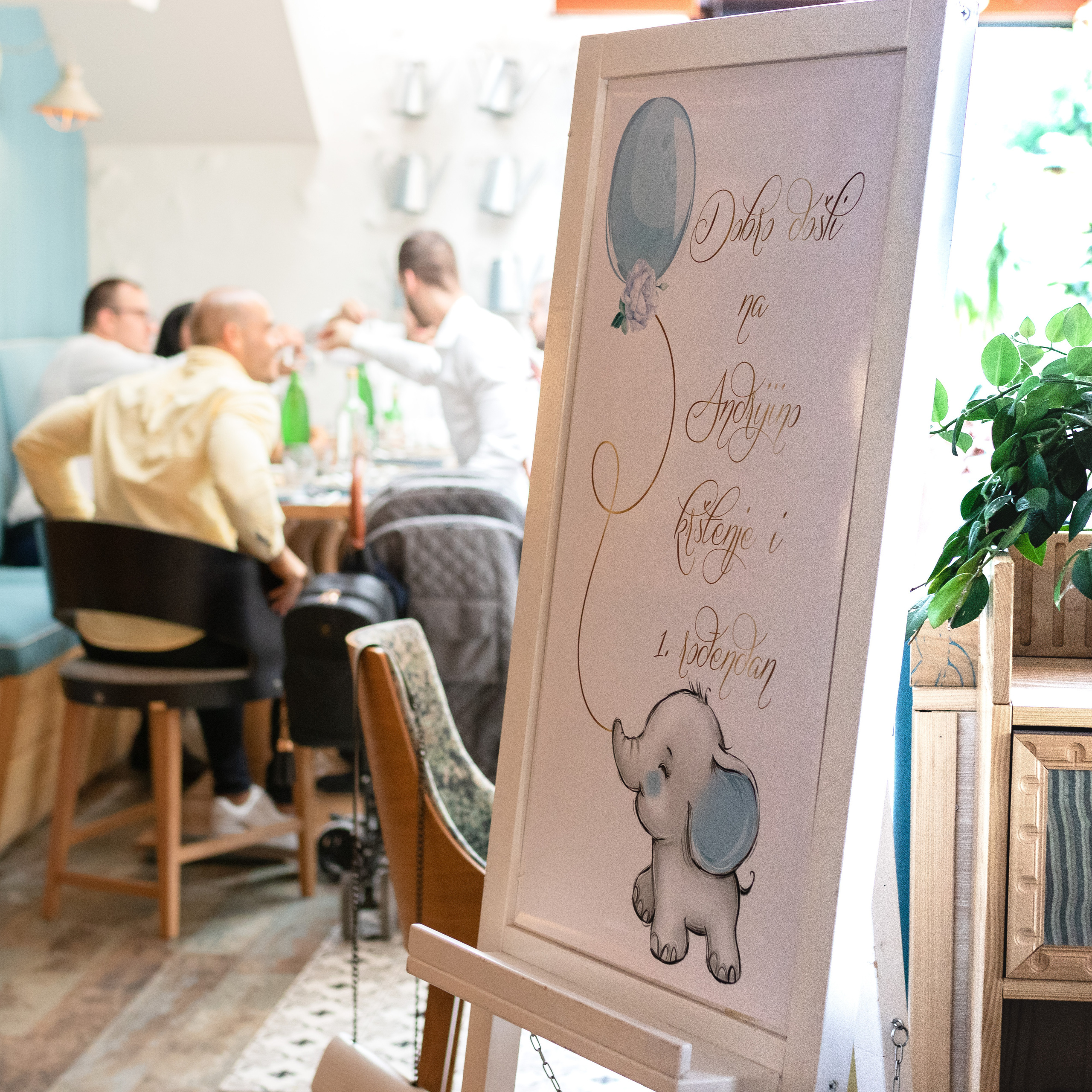 fotografija dobrodošlice na rođendan kraj reke