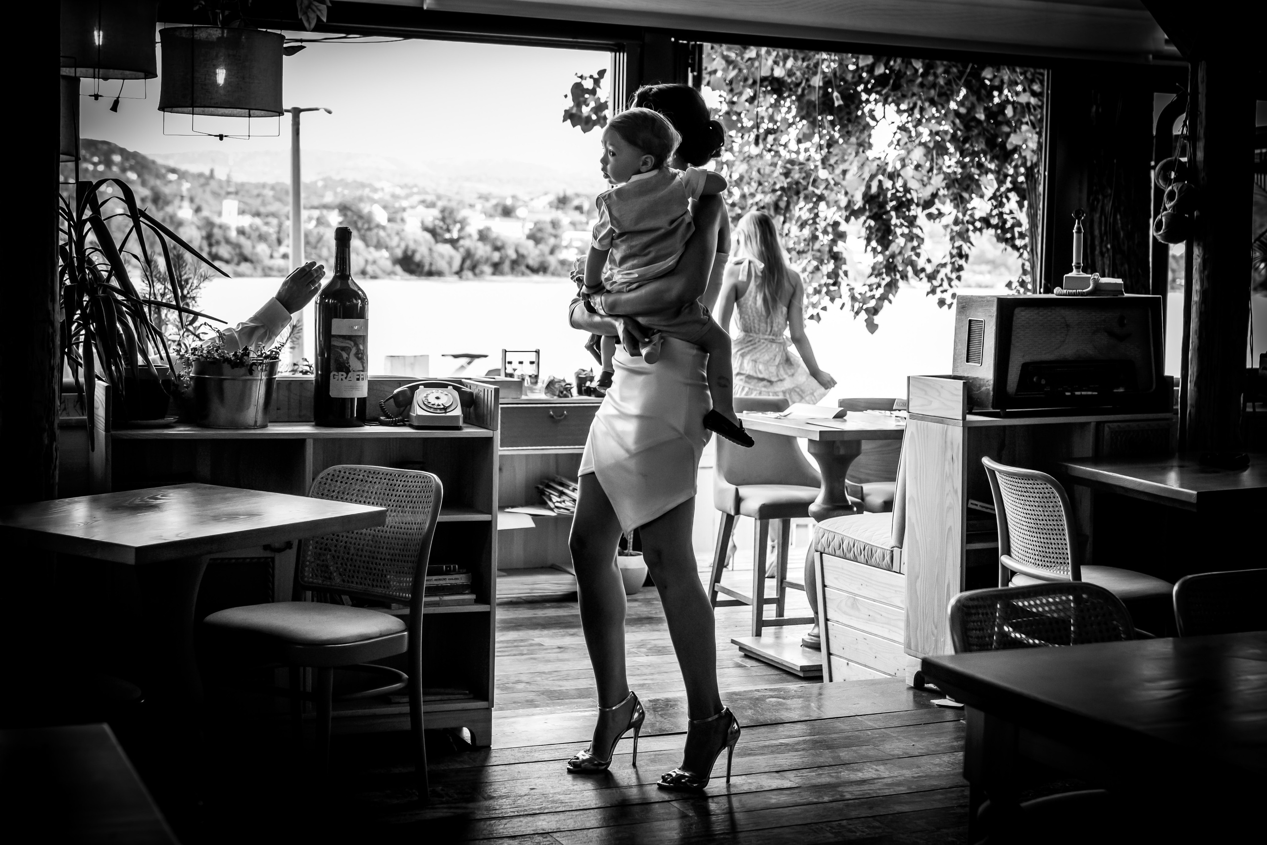 crno bela fotografija majke i sina